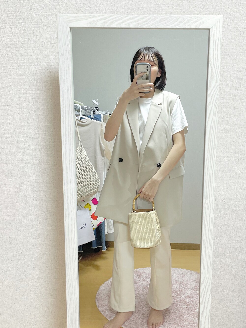 「シンプルコーデ、ゆるコーデ、オトナカジュアル、カジュアル、パンツスタイル、プチプラコーデ、ootd、カラーパンツ、ジレ、秋服準備はじめました、ベスト、ワントーンコーデ、ホワイト、ベージュ、ジャケット」｜「SHEL’TTERのアイテム（バッグ、ゴールド系）」を使った、ayu  さん（レディース・162cm）の夏コーディネートの1枚目の写真