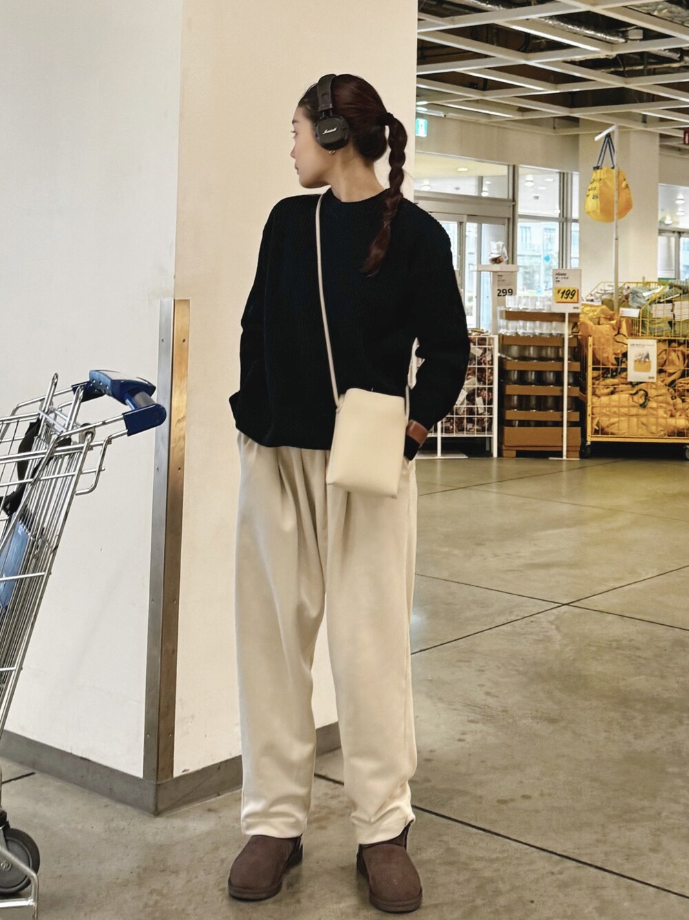 「休日スタイル、UNIQLO、スウェット、ヘッドホン、ムートンブーツ、ブーツ、秋冬コーデ、ニット、お出かけコーデ、マイベストコーデ2023、クリスマスに着たい服、ミニバッグ」｜「UNIQLOのアイテム（スウェットパンツ、ベージュ系）」を使った、ＬＩＰＩ  さん（レディース・165cm）の冬コーディネートの1枚目の写真