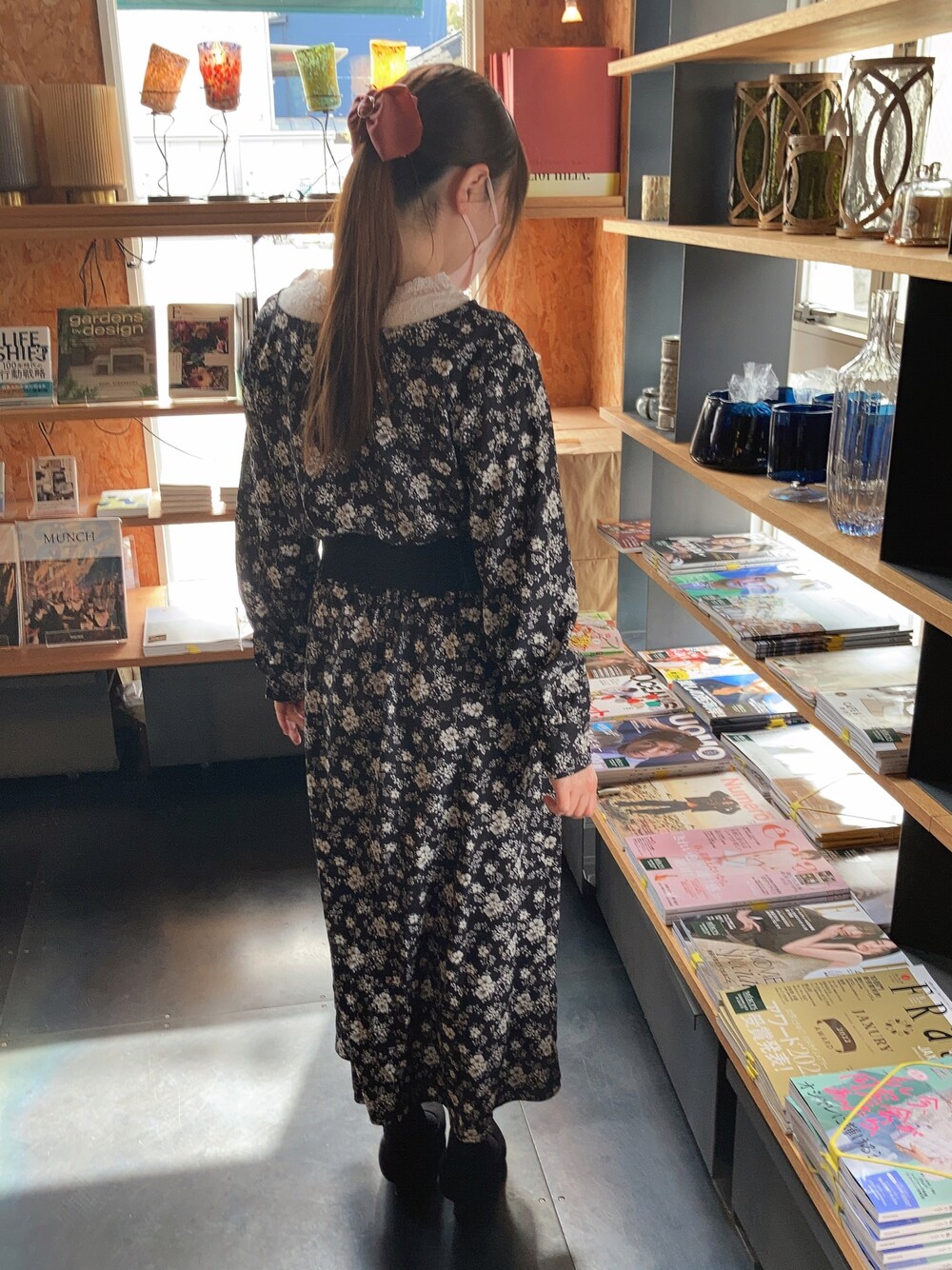 「シンプルコーデ、ブラック、コルセット、花柄、おしゃれさんと繋がりたい」｜「BeAMS DOTのBeAMS DOT / レトロ花柄 シャーリングワンピース（ワンピース、ブラック系）」を使った、共兄さん（レディース・153cm）の春コーディネートの1枚目の写真