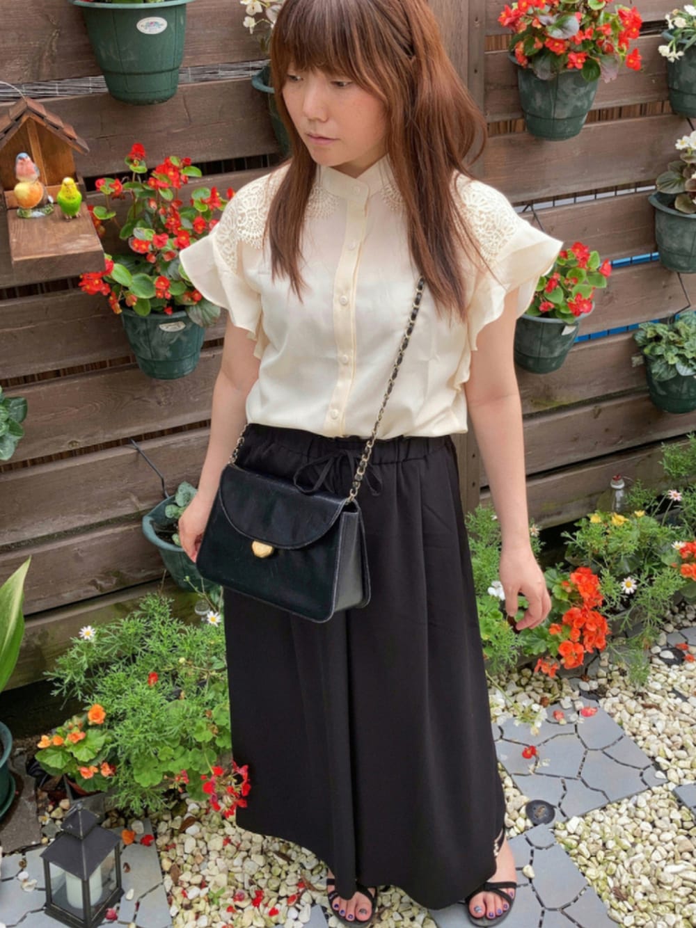 ブラック系のパンツ、ベージュ系のシャツ/ブラウス、ブラック系のサンダルを着用したレディースの夏コーディネートの1枚目の写真