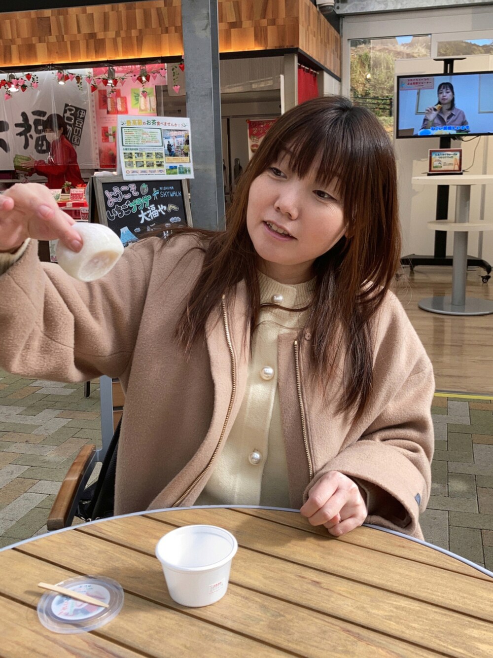 「dholic、ノーカラーコート、ViS、オトナカジュアル、おしゃれさんと繋がりたい、いちごプラザ、三島コロッケカレー」｜「DHOLICのアイテム（ニット/セーター、ホワイト系）」を使った、共兄さん（レディース・153cm）の秋コーディネートの1枚目の写真