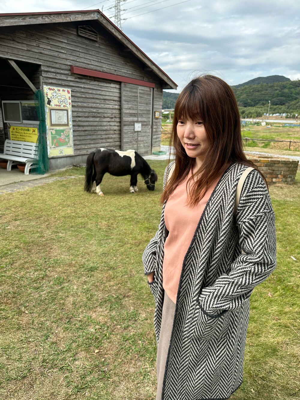 「へリンボーン、ロンクカーディガン、秋コーデ、オトナ女子、ノーカラーカーディガン、お洒落さんとつながりたい」｜「DHOLICのアイテム（その他トップス、グレー系）」を使った、共兄さん（レディース・153cm）の秋コーディネートの1枚目の写真