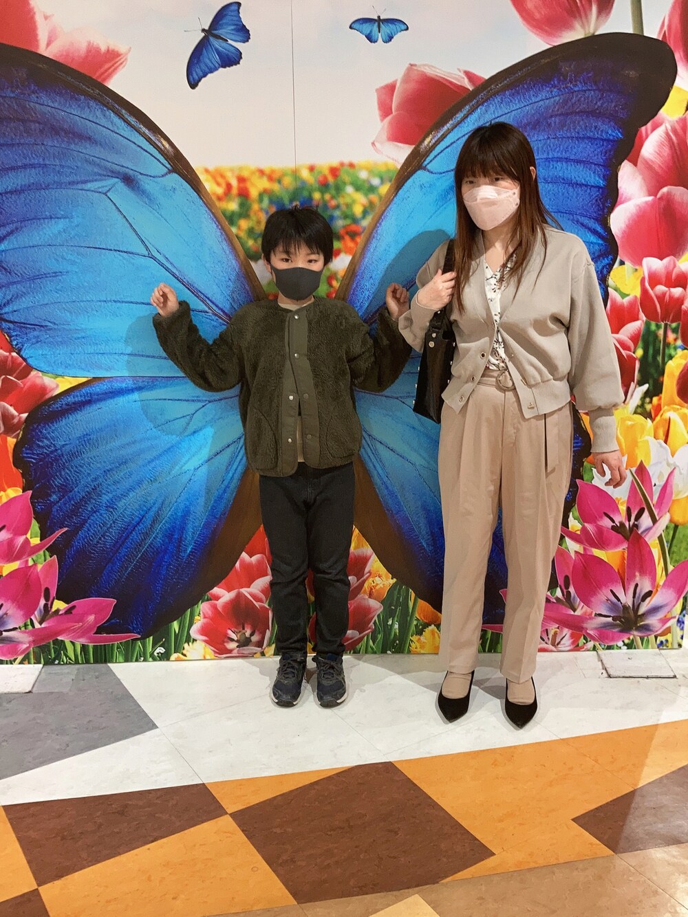 「春夏コーデ、オトナカジュアル、シャツスタイル、ベーシュ、おしゃれさんと繋がりたい」｜「natural coutureの【WEB限定・大好評リバイバルアイテム】プチプラハトメバー釦おしゃれカーディガン（カーディガン/ボレロ、ベージュ系）」を使った、共兄さん（レディース・153cm）の春コーディネートの1枚目の写真