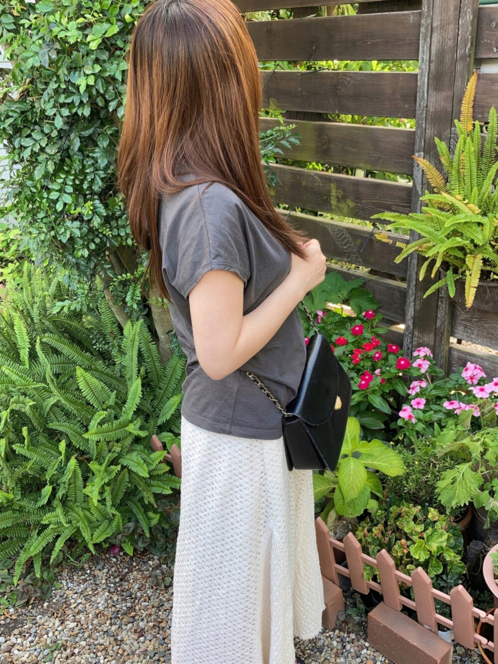グリーン系のTシャツ/カットソー、ベージュ系のスカート、その他の食器を着用したレディースの夏コーディネートの1枚目の写真