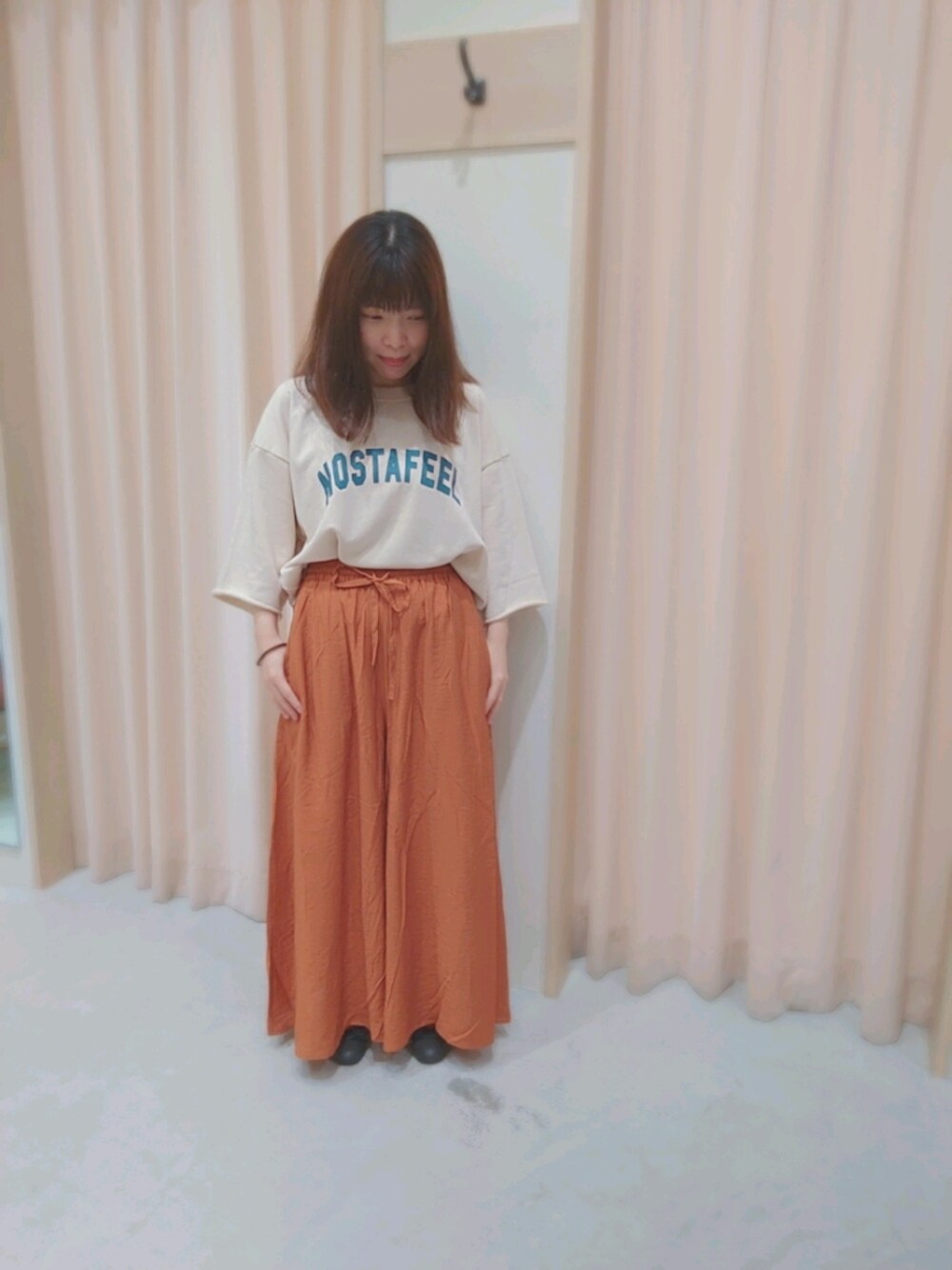 ホワイト系のスウェットを着用したレディースの秋コーディネートの1枚目の写真