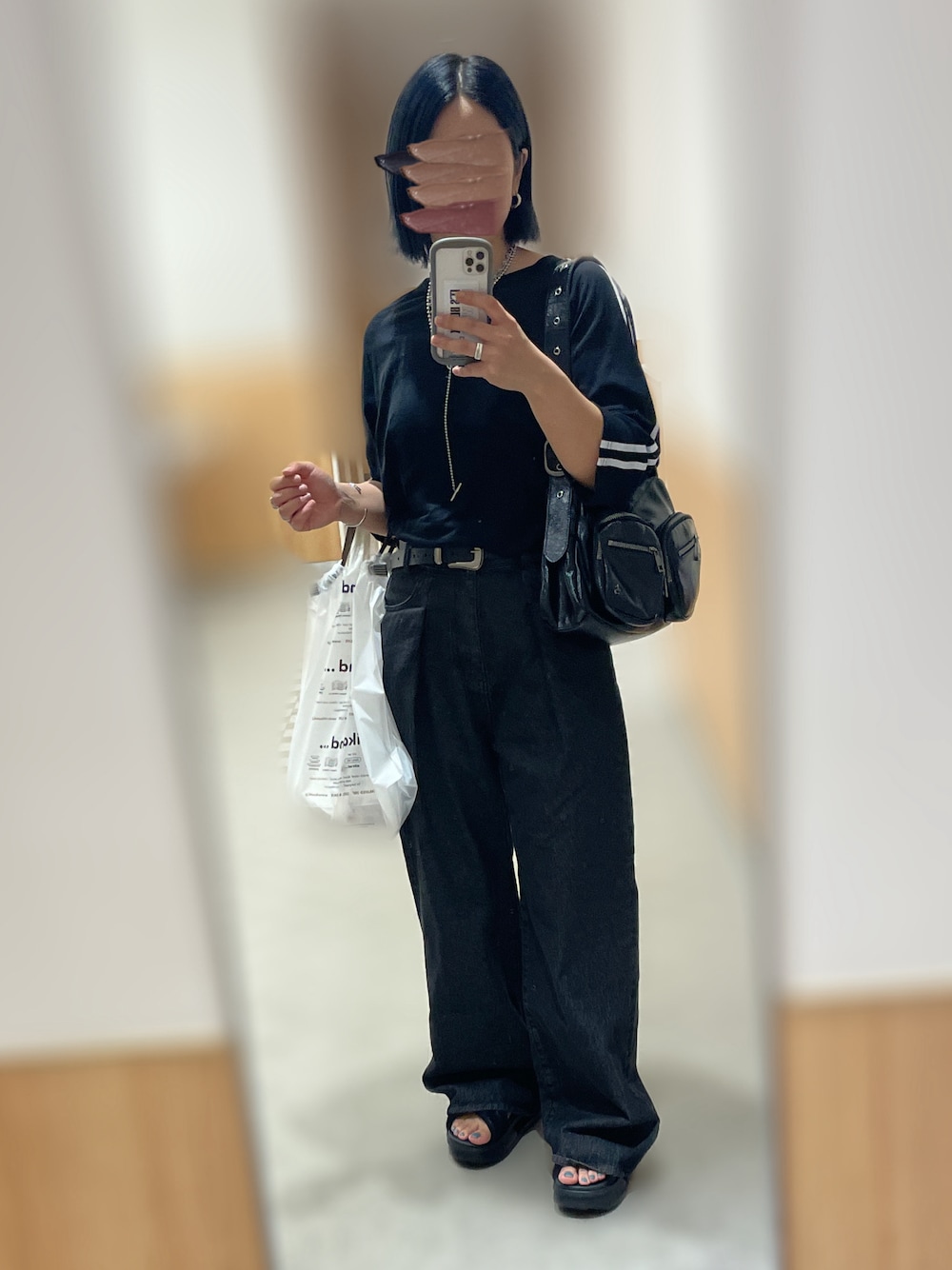 「シンプル、ブラック、モノトーン、デニム、着回しコーデ、サンダル、AIRMAX ISLASANDAL、ちょっとそこまで、パンツコーデ、オトナカジュアル、モード、リラックススタイル、シアー」｜「JEANASISのタックデニムワイドパンツ/974143（デニムパンツ、ブラック系）」を使った、ayuさん（骨格ストレート・レディース・162cm）の夏コーディネートの1枚目の写真