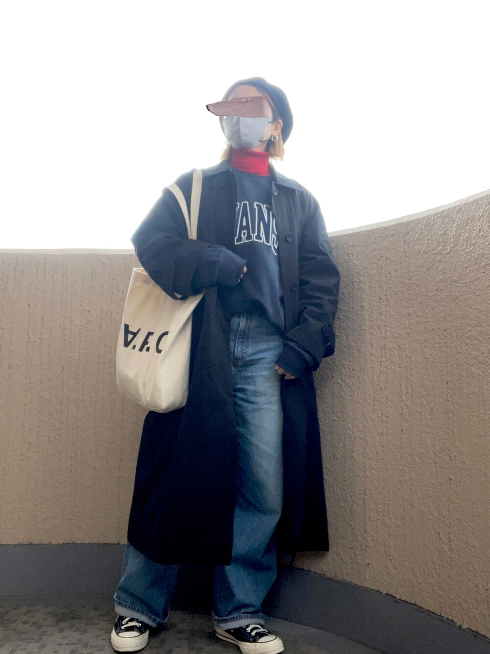 「休日スタイル、あったかコーデ、きれいめカジュアル、カジュアル、カラーコーデ、ブラック、カジュアルコーデ、ootd、デニム、ステンカラーコート、スウェット、タートルネック、ベレー帽、ロングコート、スニーカー」｜「Ungridのステンカラーコート( スタンドカラーロングコート )（ステンカラーコート、ブラック系）」を使った、ayuさん（骨格ストレート・レディース・162cm）の冬コーディネートの1枚目の写真