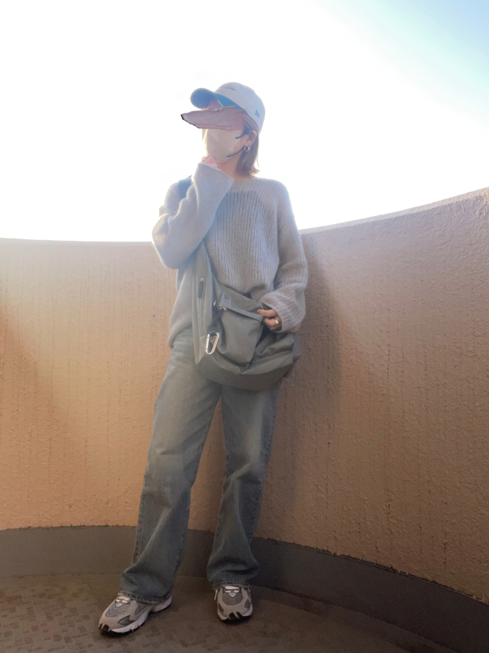「春、大人カジュアル、カジュアルコーデ、着回しコーデ、今日のコーデ、ootd、シアートップス、ニット、デニム、スニーカー、NEW ERA、ショルダーバッグ、カジュアル、メンズライク」｜「Ungridのハイウエストルーズストレートデニム（デニムパンツ、ブルー系）」を使った、ayuさん（骨格ストレート・レディース・162cm）の春コーディネートの1枚目の写真