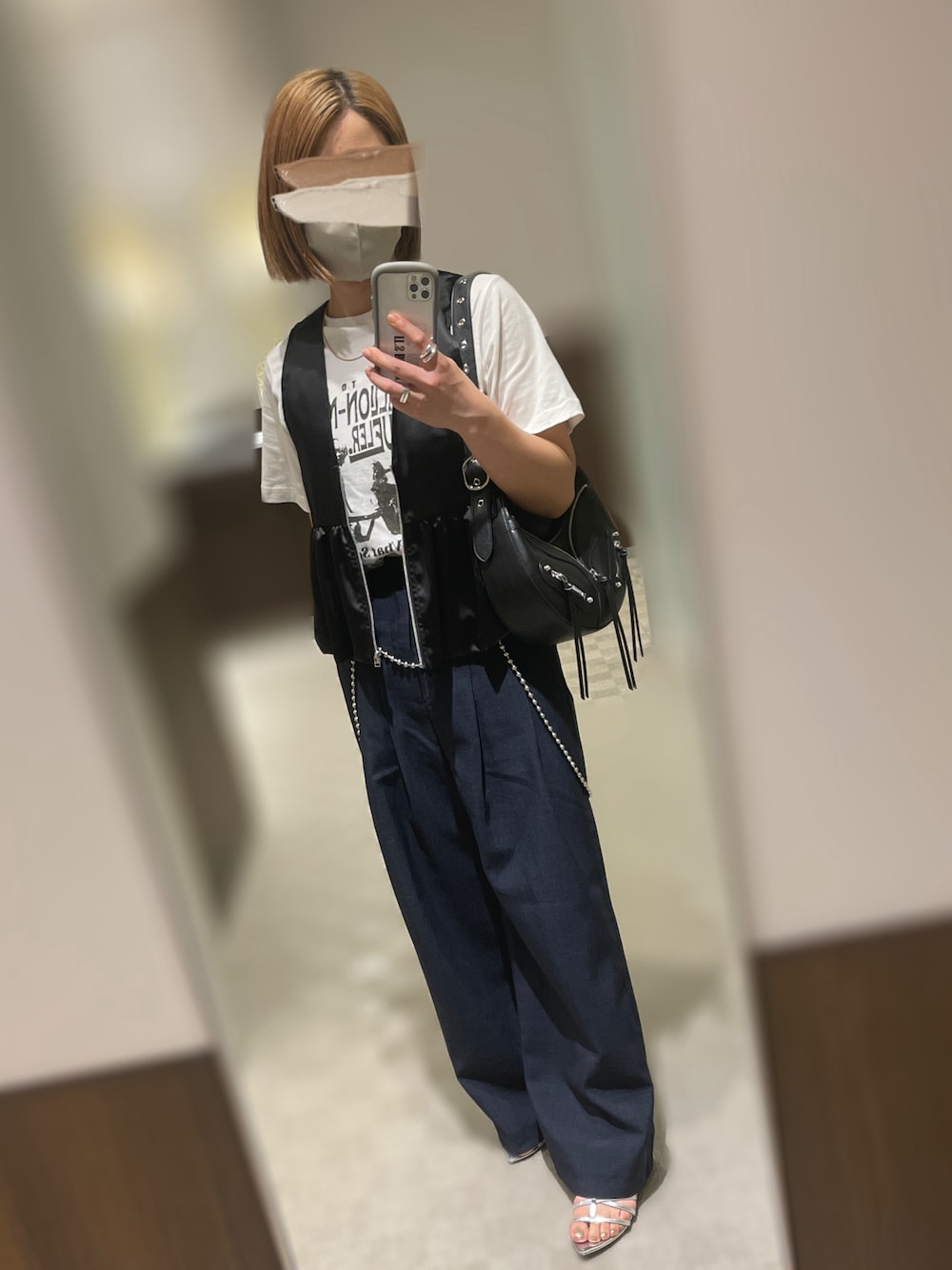 「大人コーデ、パンツスタイル、初夏コーデ、きれいめカジュアル、シンプルコーデ、夏だ！Tシャツ着よう！、パンツコーデ、ロゴT、ベスト、スラックス、サンダル、レイヤードスタイル、outfit、カジュアル」｜「JEANASISのボールチェーンサスツキワイドパンツ/121270（スラックス、ブルー系）」を使った、ayuさん（骨格ストレート・レディース・162cm）の夏コーディネートの1枚目の写真