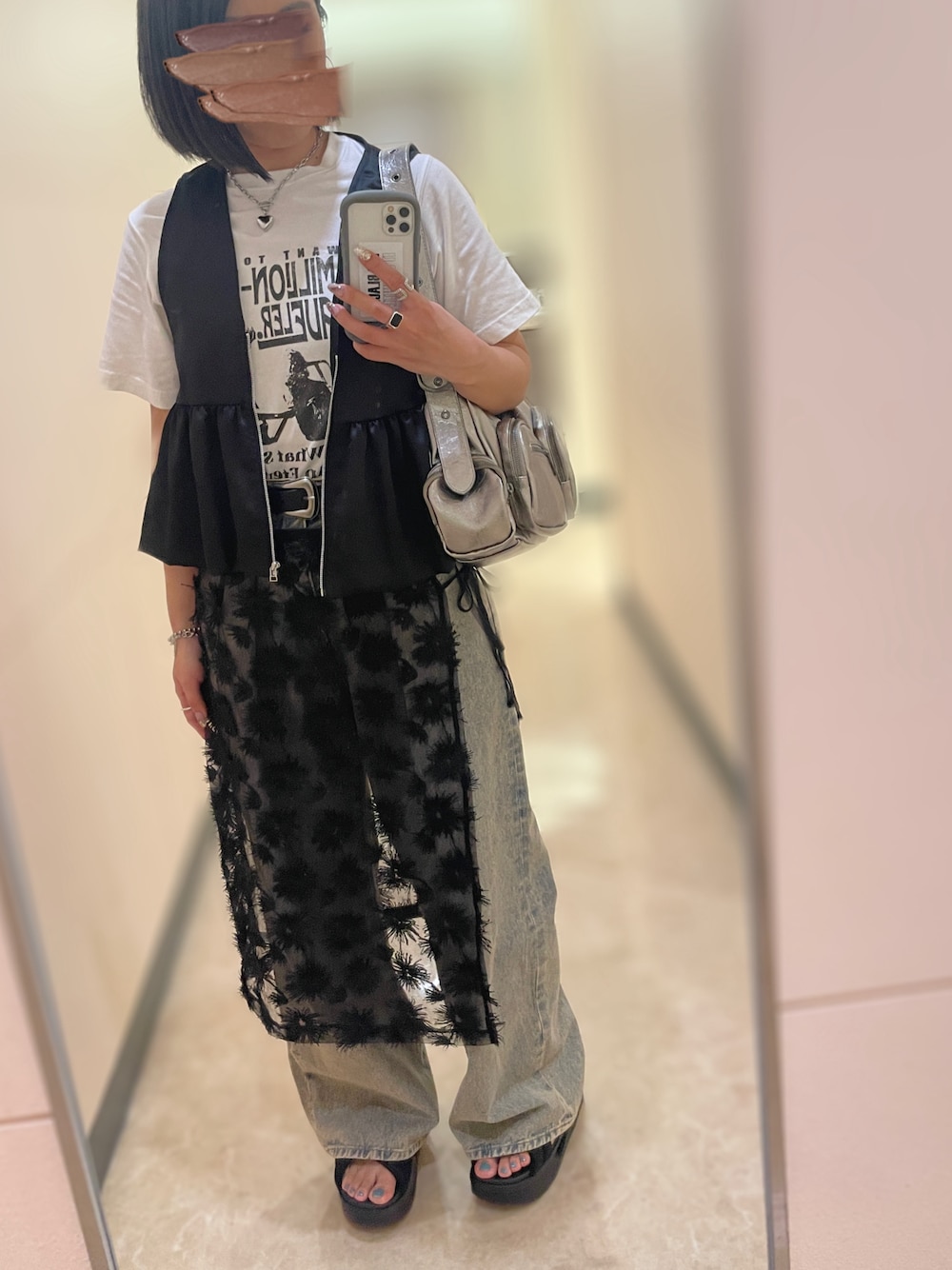 「ロゴT、夏ファッション、サンダルコーデ、着回しコーデ、デニム、レイヤードスタイル、巻きスカート、モノトーン、カジュアル、オトナカジュアル、ootd、トレンド」｜「JEANASISのフラワーレースラップスカート/131669（スカート、ブラック系）」を使った、ayuさん（骨格ストレート・レディース・162cm）の夏コーディネートの1枚目の写真