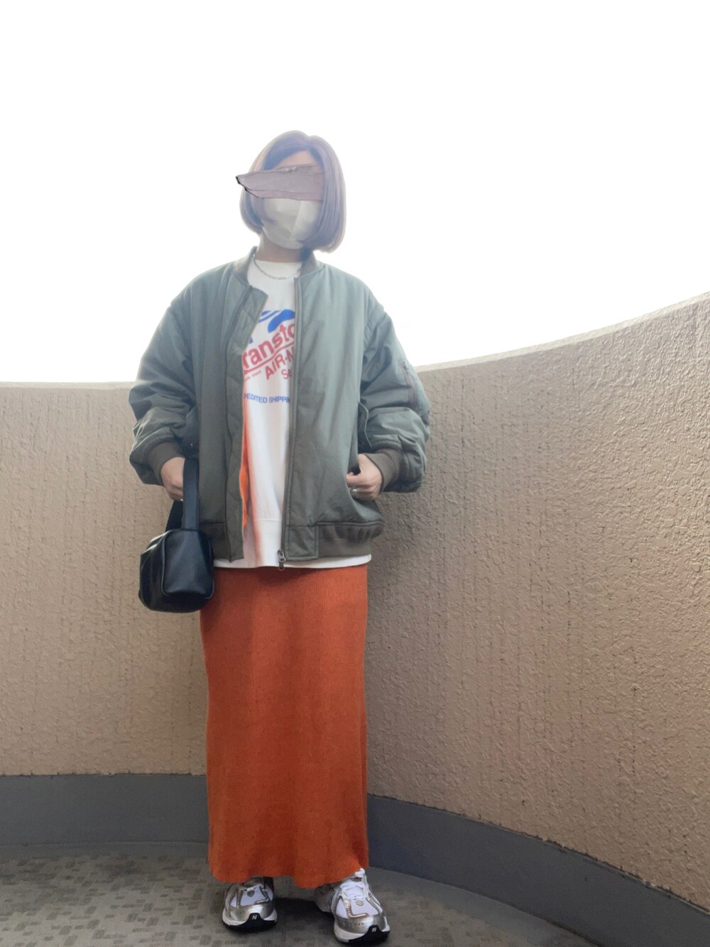 「オトナカジュアル、ootd、スニーカー、リブスカート、ミリタリー、MA-1、ボリューム袖、タイトスカート、カジュアル、スカート、オレンジ、ロゴスウェット、ゆるコーデ」｜「CIAOPANIC TYPYの□【追加販売決定】【ユニセックス】2WAYボリュームスリーブMA‐1（MA-1、グリーン系）」を使った、ayuさん（骨格ストレート・レディース・162cm）の冬コーディネートの1枚目の写真