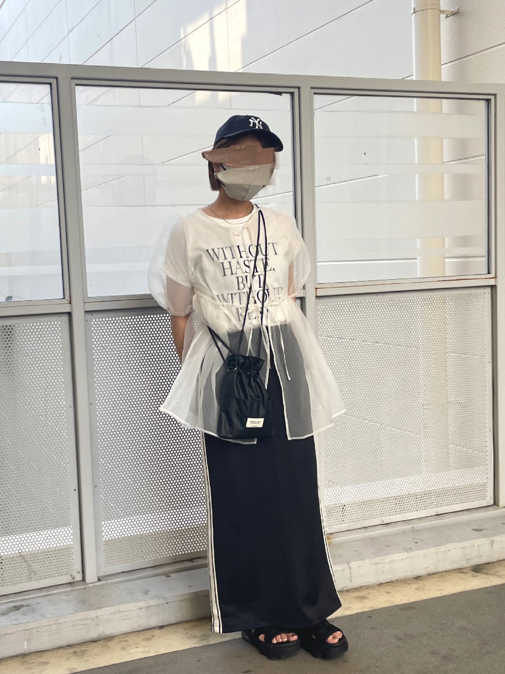 「夏、きれいめカジュアル、ラインスカート、今日のコーデ、レイヤードスタイル、シアートップス、チュール、キャップ、しまむら、サンダル、ショルダーバッグ、ロゴT」｜「NIKEのナイキ エア マックス ココ ウィメンズサンダル / Nike Air Max Koko Women's Sandals CI8798-003 Black（サンダル、ブラック系）」を使った、ayuさん（骨格ストレート・レディース・162cm）の夏コーディネートの1枚目の写真