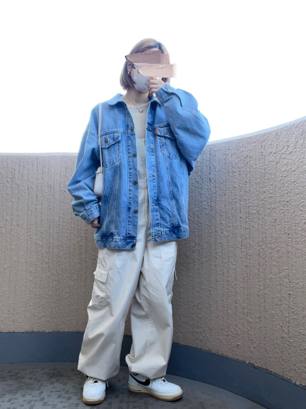 「春服、オトナカジュアル、パンツスタイル、春夏コーデ、ラクチンコーデ、ラフ、ミリタリー、デニムジャケット、メンズライク、メッシュ、レイヤード、オールインワン、カジュアル、デニム、スニーカー」｜「NIKEのNIKE WMNS AIR FORCE 1 '07 LX / ナイキ ウィメンズ エア フォース 1 '07 LX 【SP】（スニーカー、ホワイト系）」を使った、ayuさん（骨格ストレート・レディース・162cm）の春コーディネートの1枚目の写真