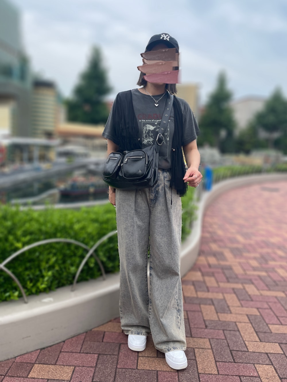 「お出かけコーデ、シンプルスタイル、カジュアル、Tシャツ、デニム、スニーカー、ママコーデ、モノトーン、シンプル、ootd、シアートップス、夏、キャップ」｜「JEANASISのタックデニムワイドパンツ/974143（デニムパンツ、ブルー系）」を使った、ayuさん（骨格ストレート・レディース・162cm）の夏コーディネートの1枚目の写真