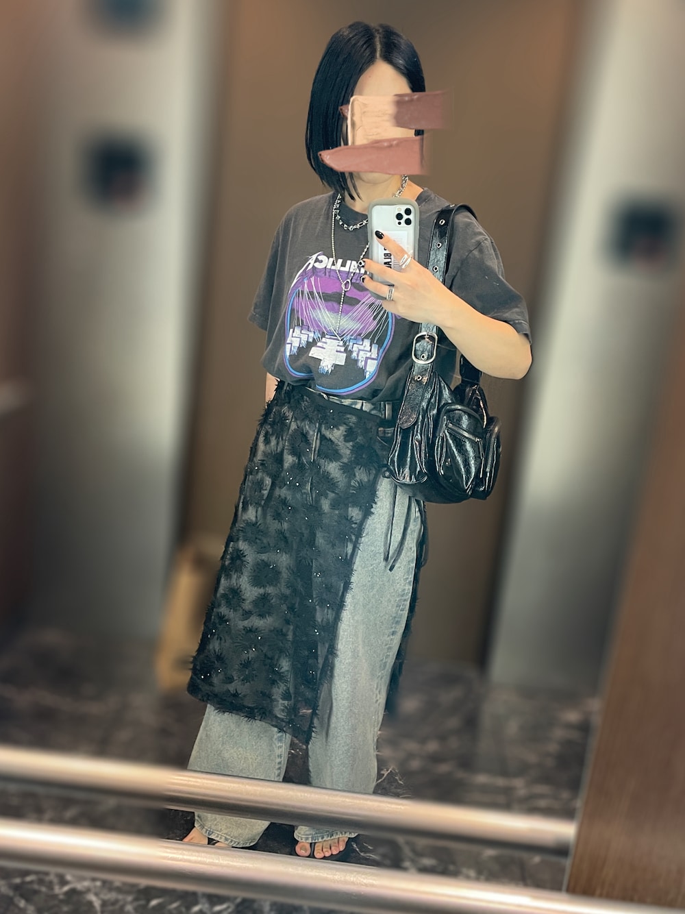 「レイヤードスタイル、夏コーデ、巻きスカート、レーススカート、デニム、ロックT、バンドT、カジュアル、モード、Tシャツ、サンダル、oofos、タックパンツ、ワイドパンツ」｜「JEANASISのフラワーレースラップスカート/131669（スカート、ブラック系）」を使った、ayuさん（骨格ストレート・レディース・162cm）の夏コーディネートの1枚目の写真