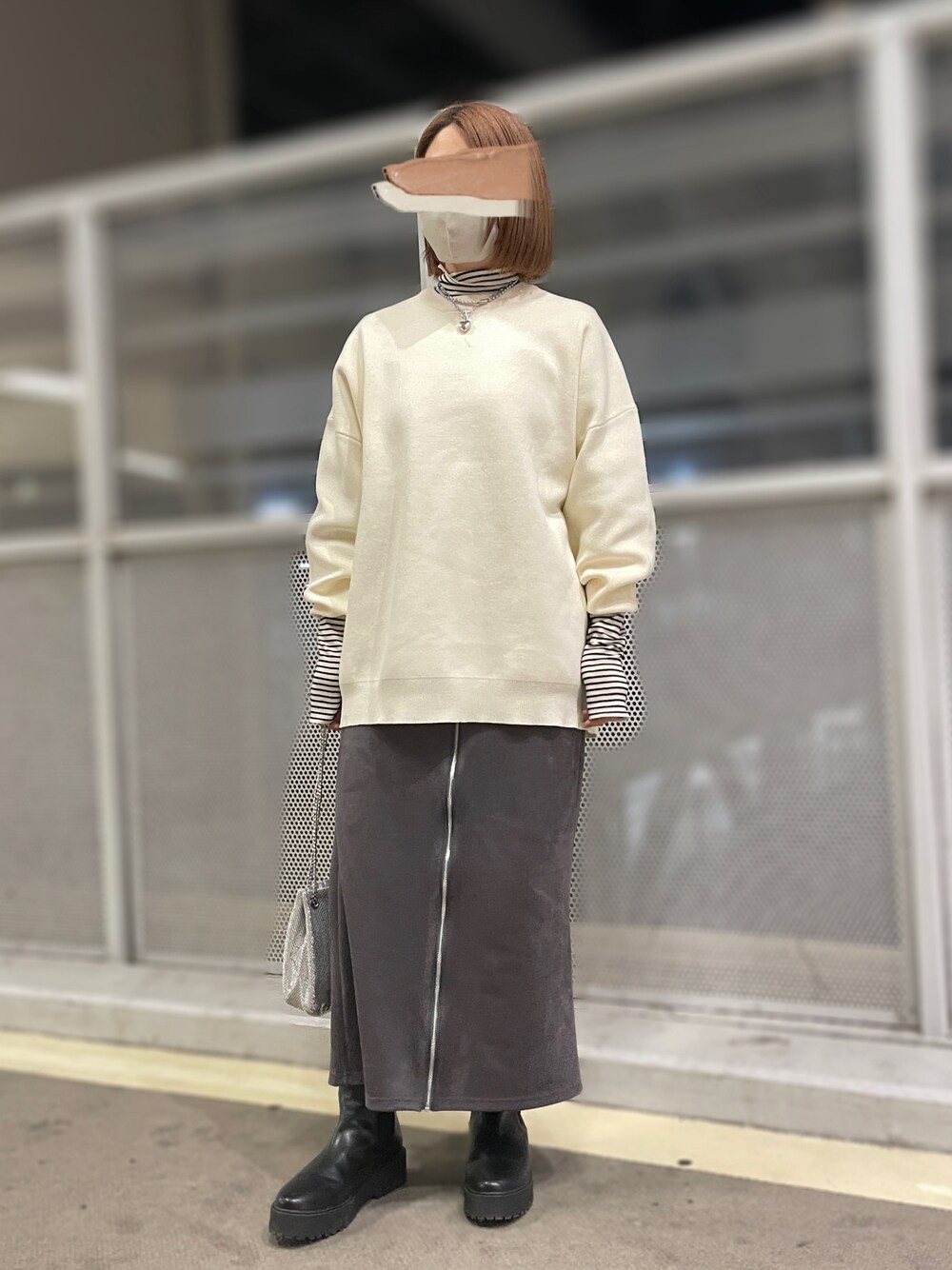 「休日スタイル、タートルネック、秋冬コーデ、ボーダー、ブーツ、レイヤードスタイル、ニット、スカート、カジュアルコーデ、大人カジュアル、シンプルスタイル、しまむら、outfit、ロングスカート」｜「JEANASISの12G Wジャガードボリュームスリーブプルオーバー/166314（ニット/セーター、ホワイト系）」を使った、ayuさん（骨格ストレート・レディース・162cm）の冬コーディネートの1枚目の写真