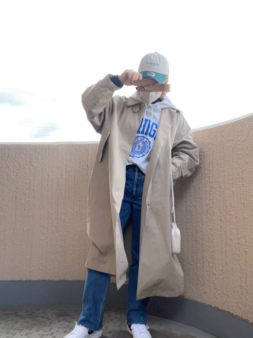 「春、オトナカジュアル、シンプル、ステンカラーコート、カジュアルコーデ、キャップ、スニーカー、ハイカットスニーカー、Nike blazer mid vintage 77、パーカー、スウェット、デニム、春コート、ロゴスウェット、春服デビュー宣言」｜「Russell AthleticのRUSSELL別注 カレッジパーカー（パーカー、グレー系）」を使った、ayuさん（骨格ストレート・レディース・162cm）の春コーディネートの1枚目の写真