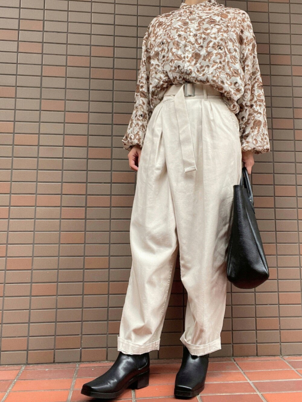 「ブラウス、ブーツ、カジュアル、花柄、秋のコーデ、大人カジュアル、ホワイトパンツ、ootd、ミリタリーパンツ、袖ボリューム、シア―ブラウス、秋服準備はじめました、スクエアトゥ」｜「Ungridのボリュームシルエットミリタリーパンツ（その他パンツ、ホワイト系）」を使った、ayuさん（レディース・162cm）の秋コーディネートの1枚目の写真