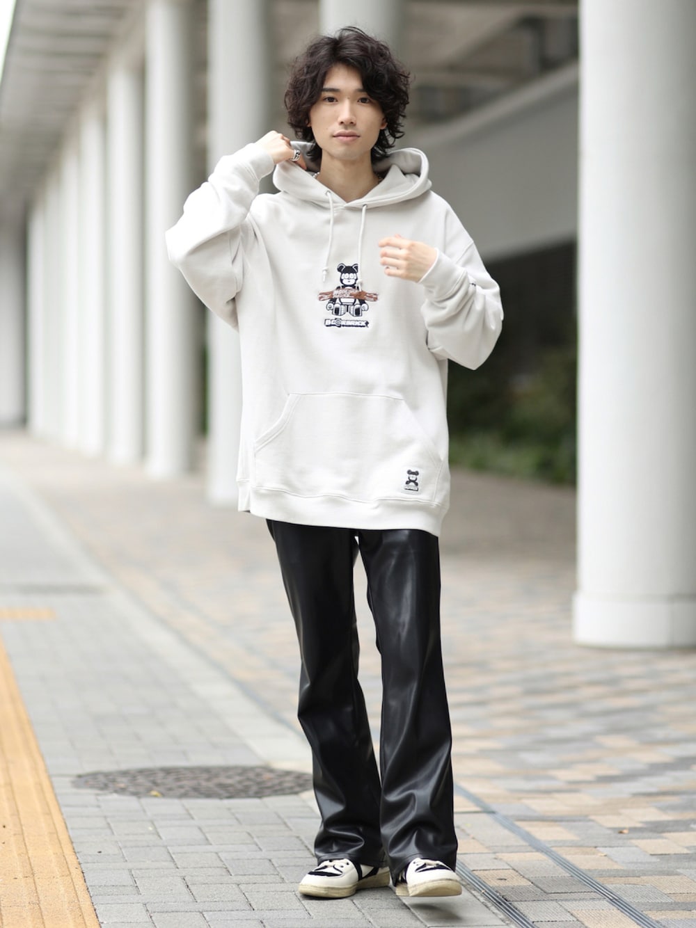 ブラック系のその他パンツ、グレー系のパーカー、その他のその他を着用したメンズの秋コーディネートの1枚目の写真
