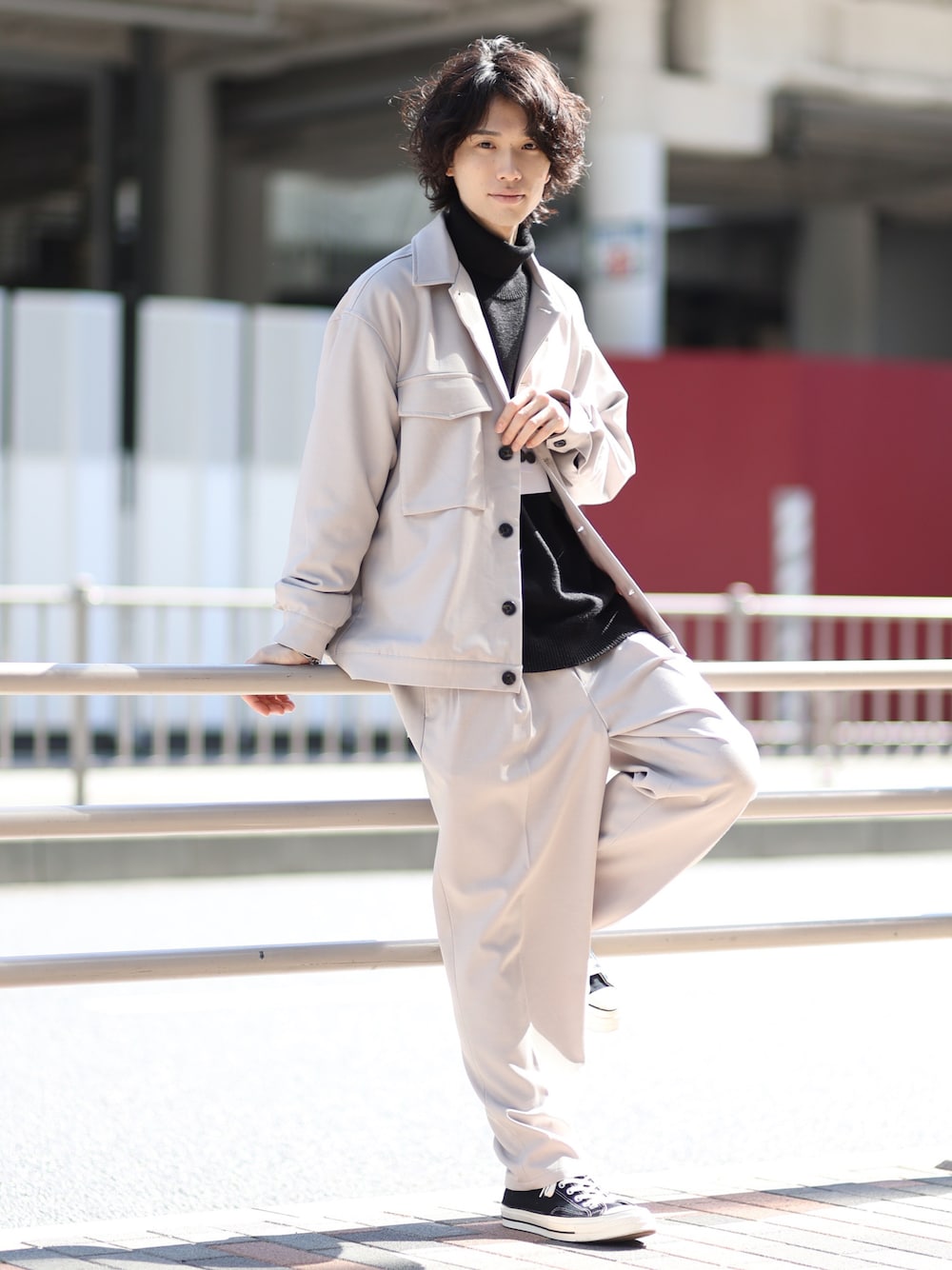 ブラック系のニット/セーター、ホワイト系のスラックス、ブラック系のスニーカーを着用したメンズの秋コーディネートの1枚目の写真