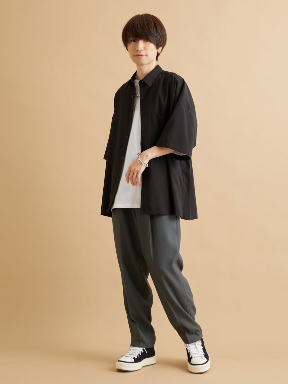 グリーン系のスラックス、ブラック系のシャツ/ブラウス、ホワイト系のTシャツ/カットソーを着用したメンズの夏コーディネートの1枚目の写真
