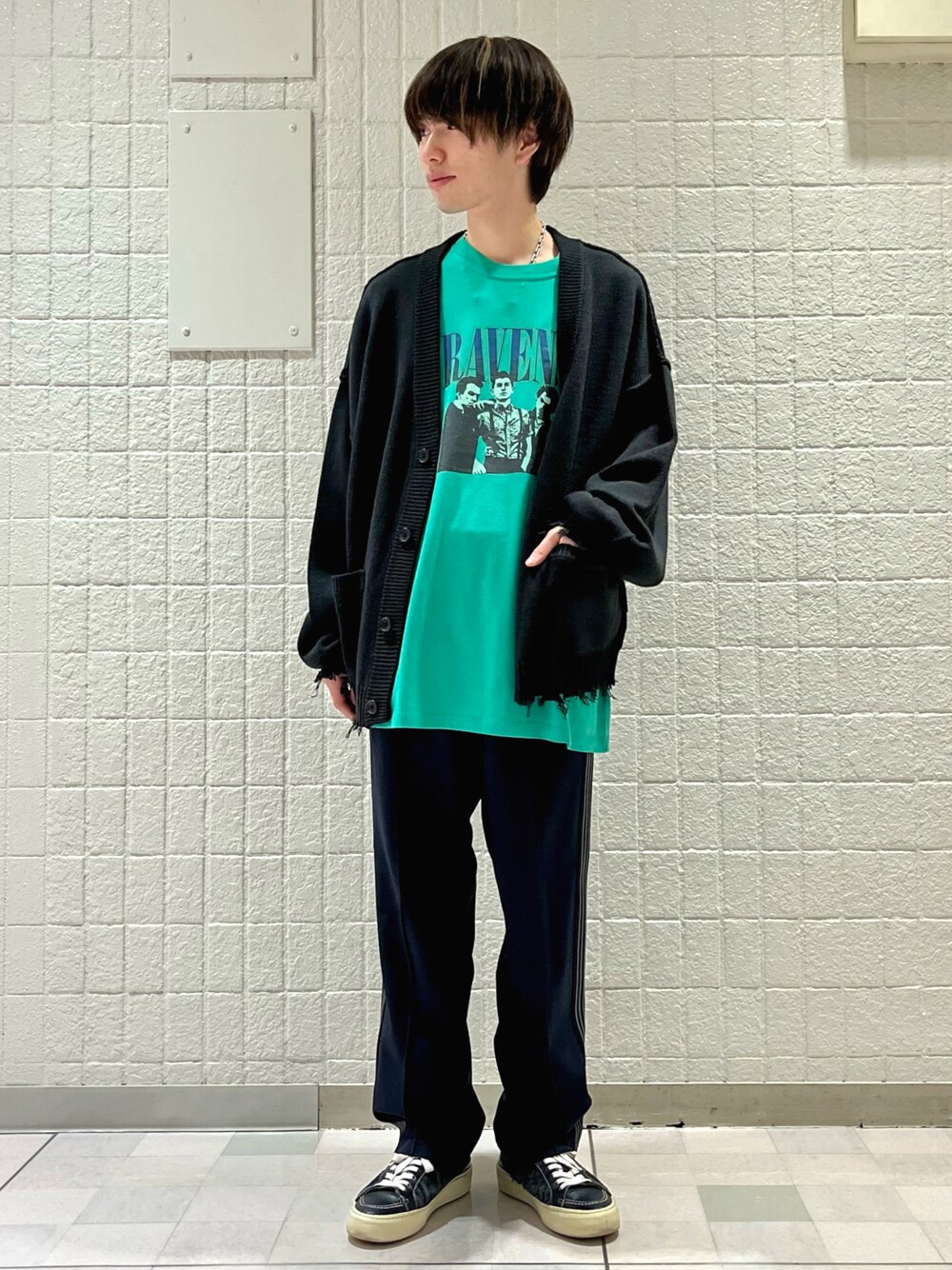 グリーン系のTシャツ/カットソー、ブルー系のその他パンツ、ブラック系のスニーカーを着用したメンズの春コーディネートの1枚目の写真