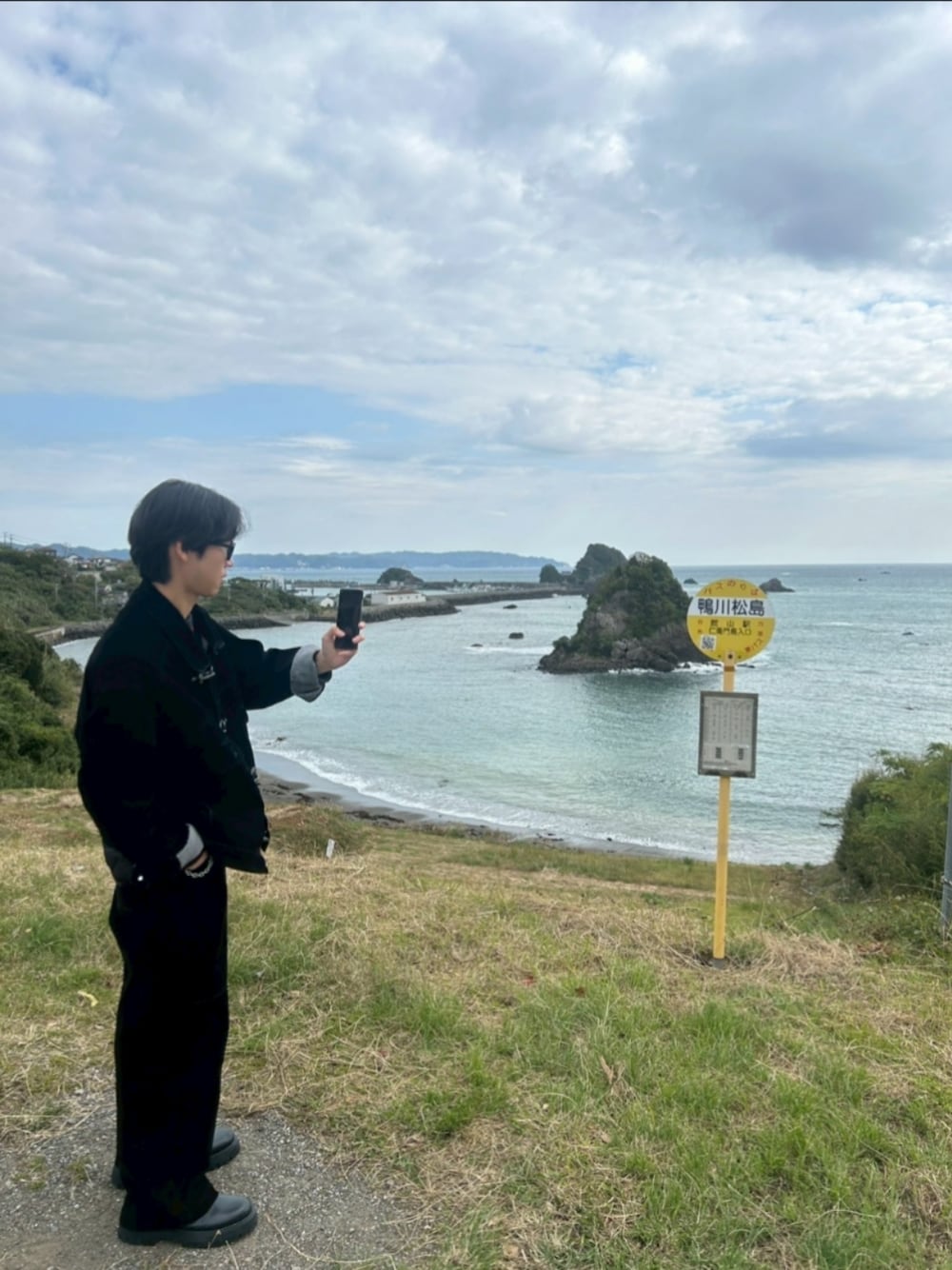 ブラック系のその他アウター、ブラック系のその他パンツを着用したメンズの冬コーディネートの1枚目の写真