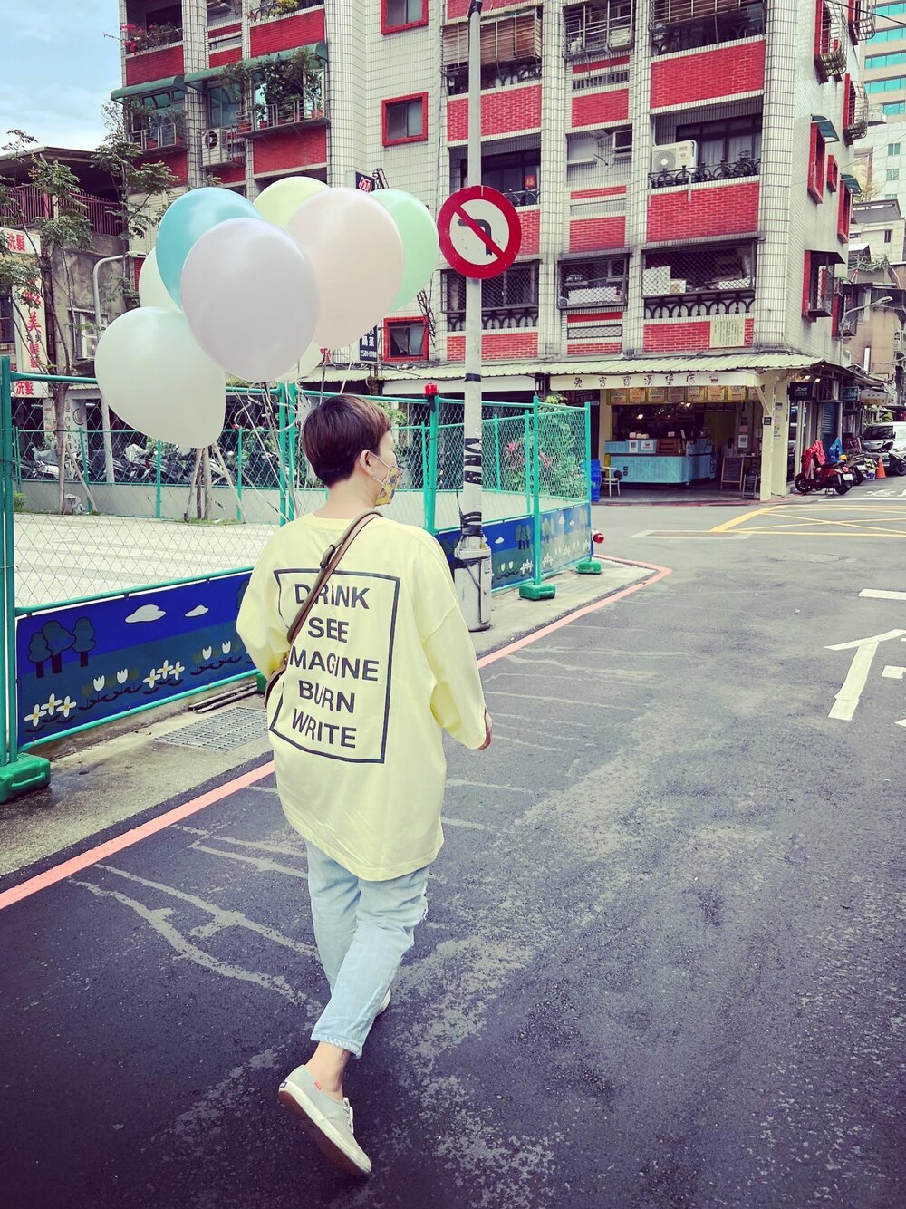 「街頭穿搭」｜「ZARAのアイテム（デニムパンツ、ブルー系）」を使った、Jessie Wuさん（レディース・156cm）の春コーディネートの1枚目の写真