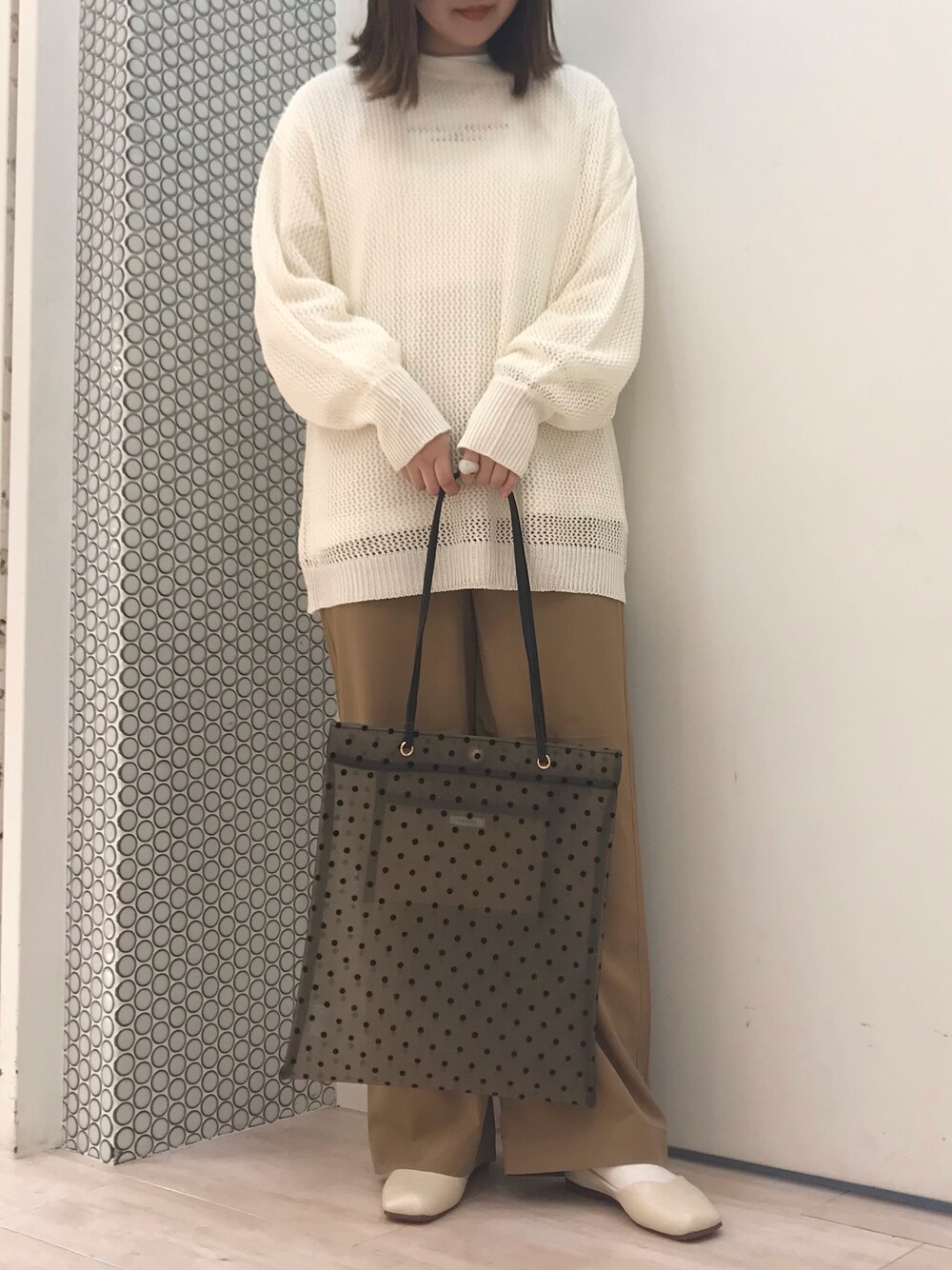 ホワイト系のニット/セーター、その他のTシャツ/カットソー、ベージュ系のその他パンツを着用したレディースの春コーディネートの1枚目の写真