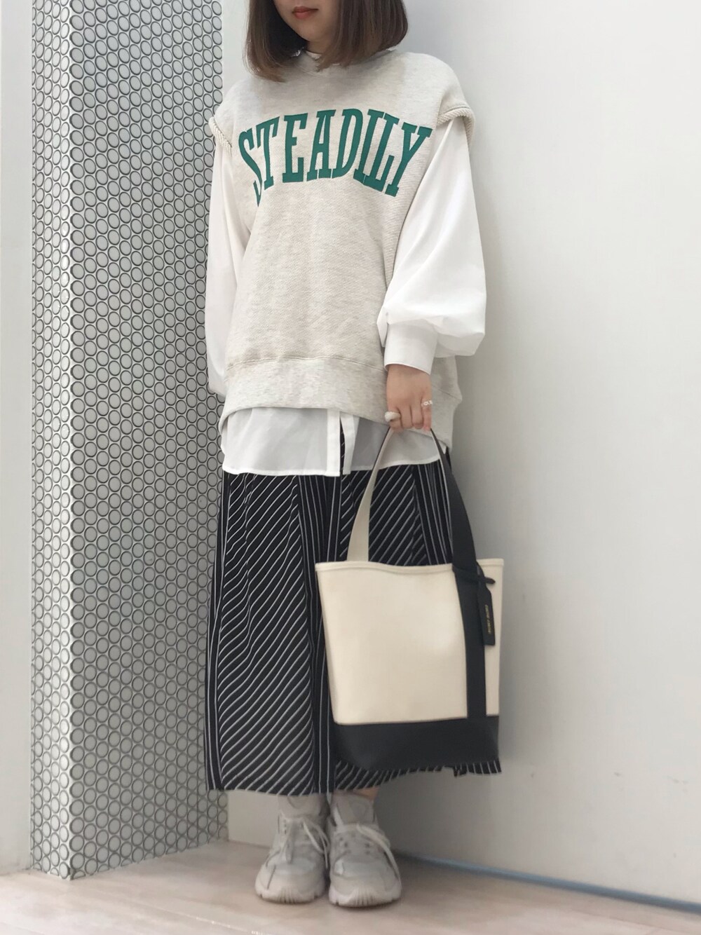 ホワイト系のTシャツ/カットソー、ホワイト系のワンピース/ドレス、ホワイト系のスニーカーを着用したレディースの春コーディネートの1枚目の写真