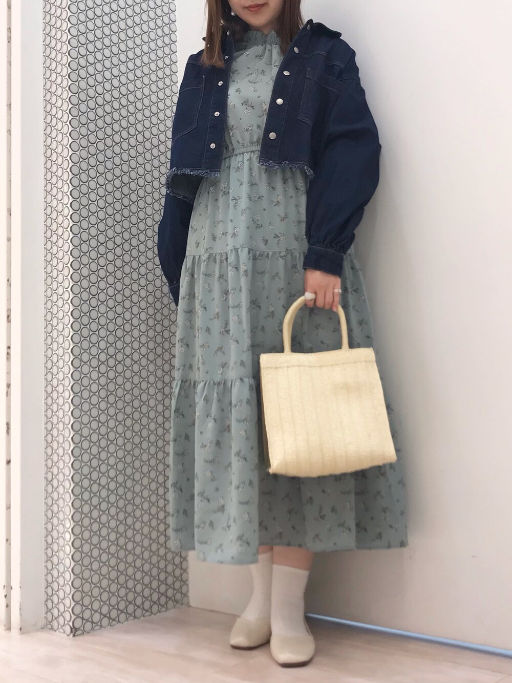 ブルー系のブルゾン、ブルー系のワンピース/ドレス、ベージュ系のトートバッグを着用したレディースの春コーディネートの1枚目の写真