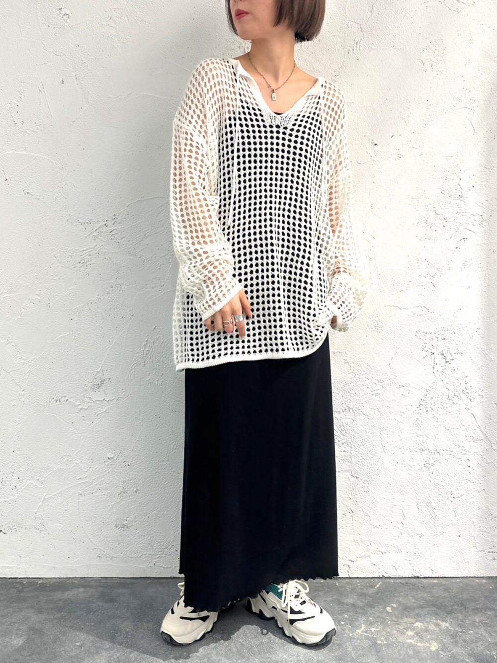 「apresjourmignon、アプレジュールミニョン、春服みてみて、休日スタイル、スニーカー、白スニーカー、春コーデ、メッシュニット、モード、オトナ女子、低身長コーデ、オトナカジュアル、きれいめカジュアル、キャミワンピ、プチプラ」｜「apres jour mignonのカップ付きキャミワンピース【ZOZOTOWN限定アイテム】（ワンピース、ブラック系）」を使った、apresjour mignonさん（レディース・154cm）の春コーディネートの1枚目の写真