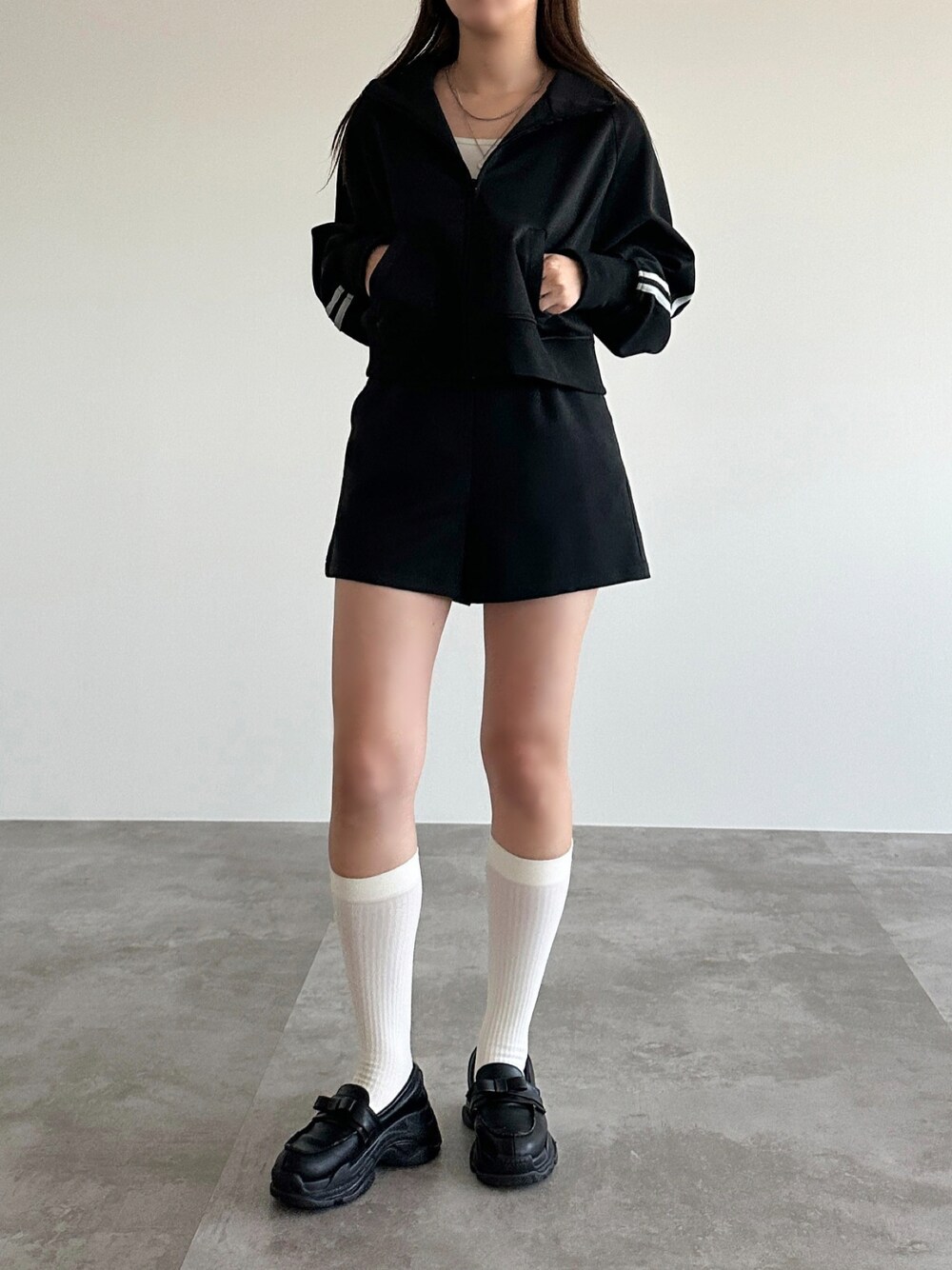 「アツいコーデ全部見せ、韓国ファッション、秋服準備はじめました、ジャケット、シンプルスタイル、ブラックコーデ、初秋コーデ、おしゃれさんと繋がりたい、いいね、save、フォローお願いします🤑、休日スタイル」｜「apres jour mignonのショート丈トラックジャケット【ZOZOTOWN限定アイテム】（ジャージ、ブラック系）」を使った、apresjour mignonさん（レディース・160cm）の夏コーディネートの1枚目の写真