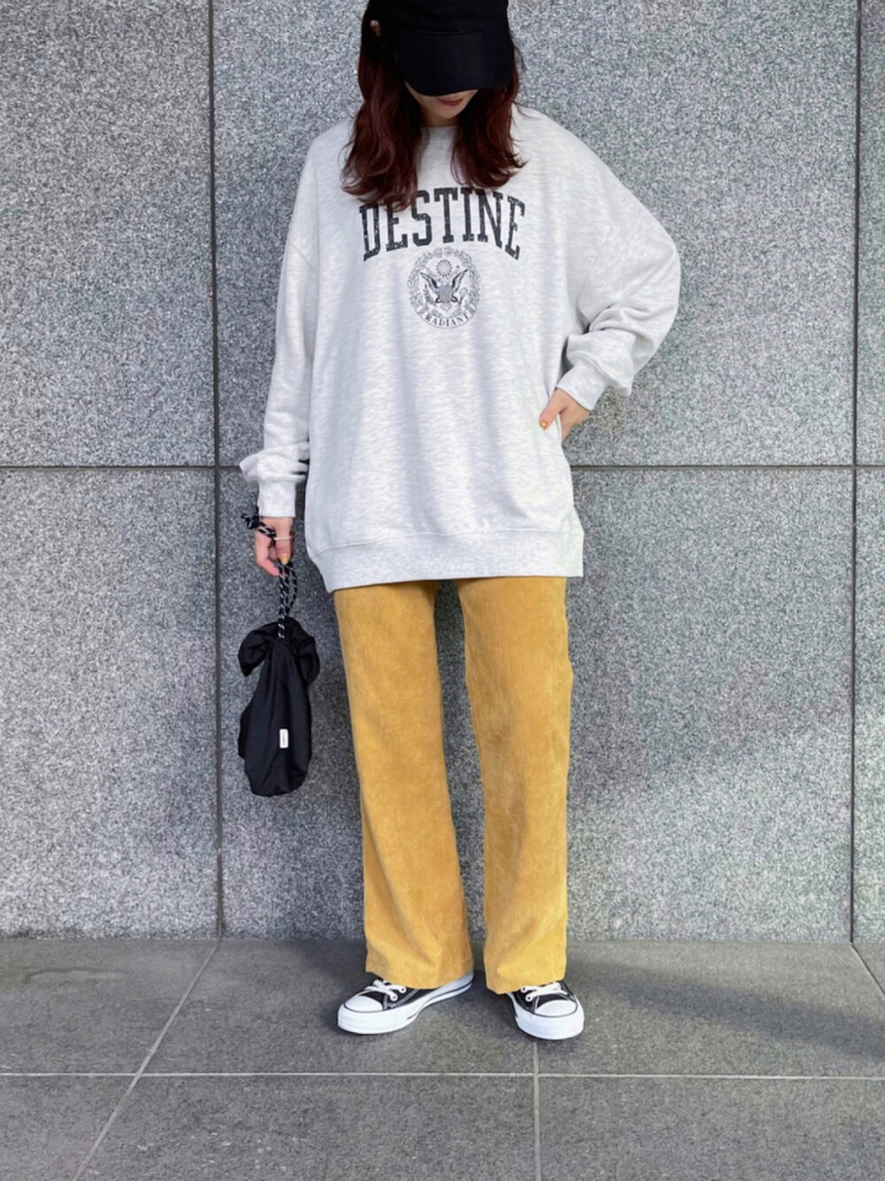 「ビッグシルエット、カラーパンツ、キャップ、ストリート、休日スタイル、プチプラ、ゆるコーデ、秋服準備はじめました、アプレジュールミニョン、apresjourmignon、秋トレンド2021、ラブアンドピース2021」｜「CONVERSE ALL STARの【CONVERSE/定番】CANVAS ALL STAR OX 32160320/32160322/32160321/32160325（スニーカー、ブラック系）」を使った、apresjour mignonさん（レディース・163cm）の秋コーディネートの1枚目の写真