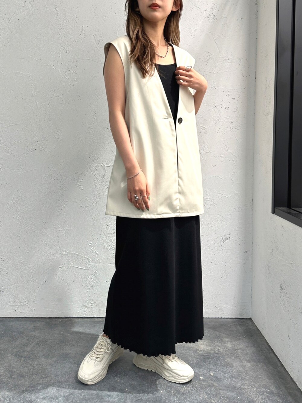「apresjourmignon、アプレジュールミニョン、休日スタイル、ジレ、プチプラ、プチプラコーデ、シンプル、シンプルコーデ、レイヤードスタイル、モード、春コーデ、大人かわいい、楽チンコーデ、春夏コーデ」｜「apres jour mignonのカップ付きキャミワンピース【ZOZOTOWN限定アイテム】（ワンピース、ブラック系）」を使った、apresjour mignonさん（レディース・156cm）の春コーディネートの1枚目の写真