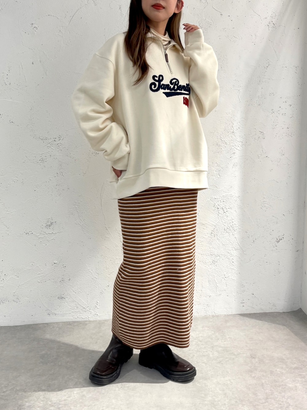 「apresjourmignon、アプレジュールミニョン、スウェット、冬コーデ、スカート、きれいめカジュアル、私の推しブランド、ハーフジップ、着回しコーデ、お洒落さんとつながりたい、ラクチンコーデ、プチプラ、プチプラコーデ、シンプルコーデ」｜「apres jour mignonのハーフジップサガラ刺繍スウェット【ZOZOTOWN限定アイテム】（スウェット、ホワイト系）」を使った、apresjour mignonさん（レディース・156cm）の冬コーディネートの1枚目の写真