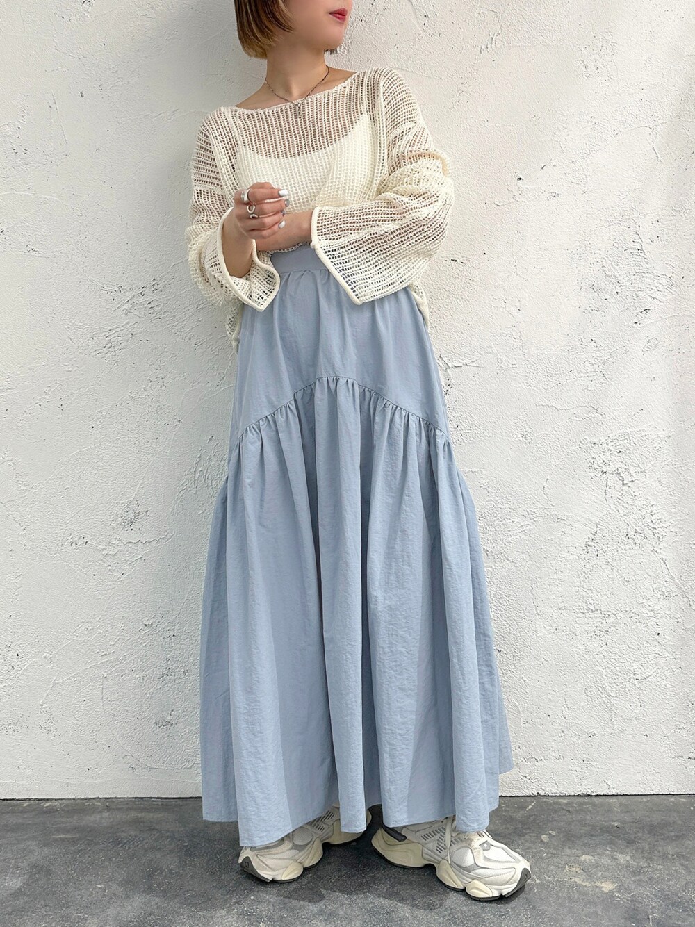 「apresjourmignon、アプレジュールミニョン、レイヤードスタイル、メッシュ、シアートップス、シンプルコーデ、シンプル、プチプラ、プチプラコーデ、休日スタイル、ロングスカート、ビタミンカラー、春夏コーデ、休日コーデ」｜「apres jour mignonのボリュームデザインスカート【ZOZOTOWN限定アイテム】（スカート、ブルー系）」を使った、apresjour mignonさん（レディース・156cm）の春コーディネートの1枚目の写真
