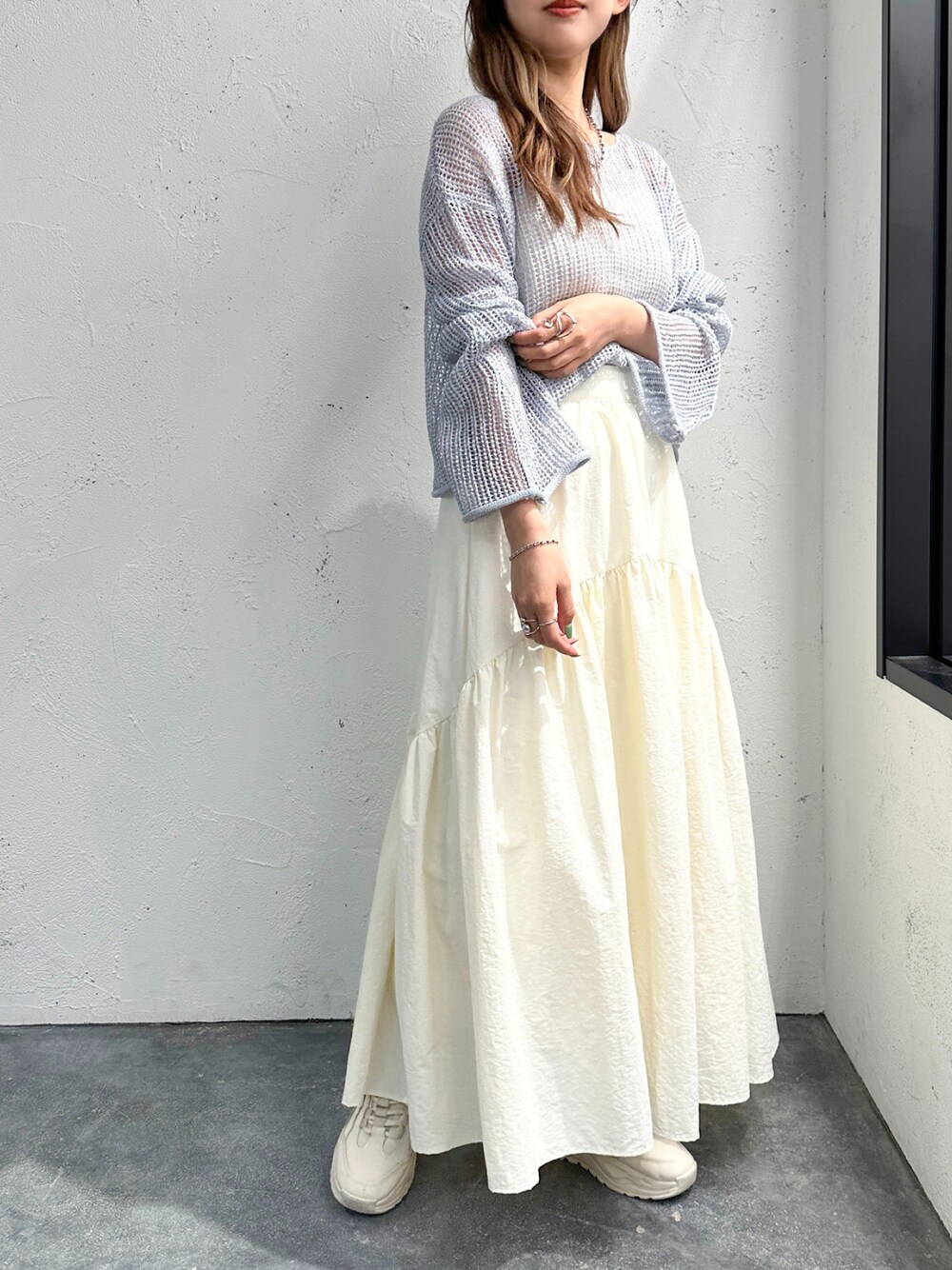 「apresjourmignon、アプレジュールミニョン、シアートップス、シンプルコーデ、シンプル、プチプラ、プチプラコーデ、春コーデ、レイヤードスタイル、休日スタイル、大人かわいい、春夏コーデ、春服みてみて」｜「apres jour mignonのメッシュショート丈トップス【ZOZOTOWN限定アイテム】（ニット/セーター、ブルー系）」を使った、apresjour mignonさん（レディース・156cm）の春コーディネートの1枚目の写真