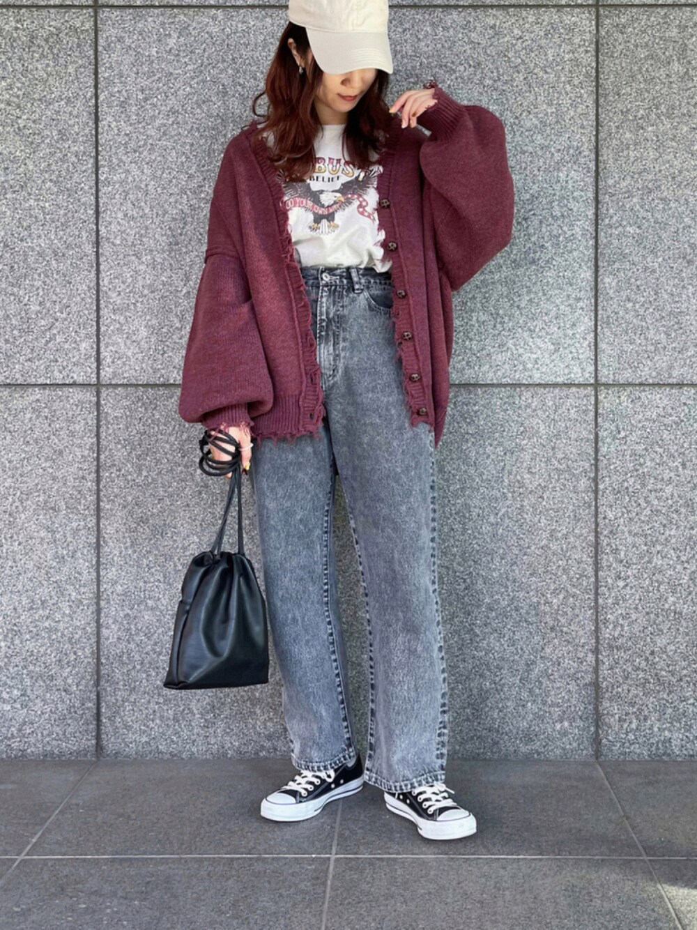 「ビッグシルエット、キャップ、ボルドー、ロンT、休日スタイル、プチプラ、ワイドデニム、秋服準備はじめました、アプレジュールミニョン、apresjourmignon、秋トレンド2021、ラブアンドピース2021」｜「CONVERSEのconverse(コンバース) NEXTAR110 OX(ネクスター110OX)（スニーカー、ブラック系）」を使った、apresjour mignonさん（レディース・163cm）の秋コーディネートの1枚目の写真