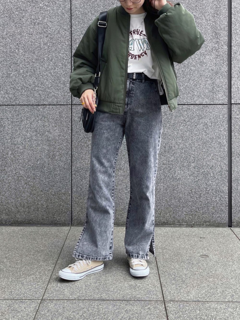 「ロンT、ミニバッグ、秋服準備はじめました、秋トレンド2021、プチプラ、休日スタイル、Coming soon…、モード、ボリューム袖、メガネ女子、ストリート、プリントT、apresjourmignon、アプレジュールミニョン」｜「CONVERSE ALL STARの【CONVERSE】カラーズOX（スニーカー、ベージュ系）」を使った、apresjour mignonさん（レディース・163cm）の秋コーディネートの1枚目の写真