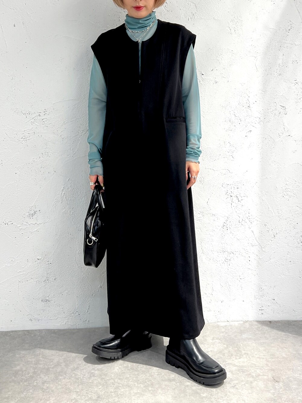 「apresjourmignon、アプレジュールミニョン、秋服準備はじめました、大人カジュアル、モード、モノトーン、プチプラ、プチプラコーデ、シンプル、シンプルコーデ、ラクチンコーデ、大人コーデ、カジュアル、秋のコーデ」｜「apres jour mignonのジップ付きワンピース【ZOZOTOWN限定アイテム】（ワンピース、ブラック系）」を使った、apresjour mignonさん（レディース・154cm）の夏コーディネートの1枚目の写真