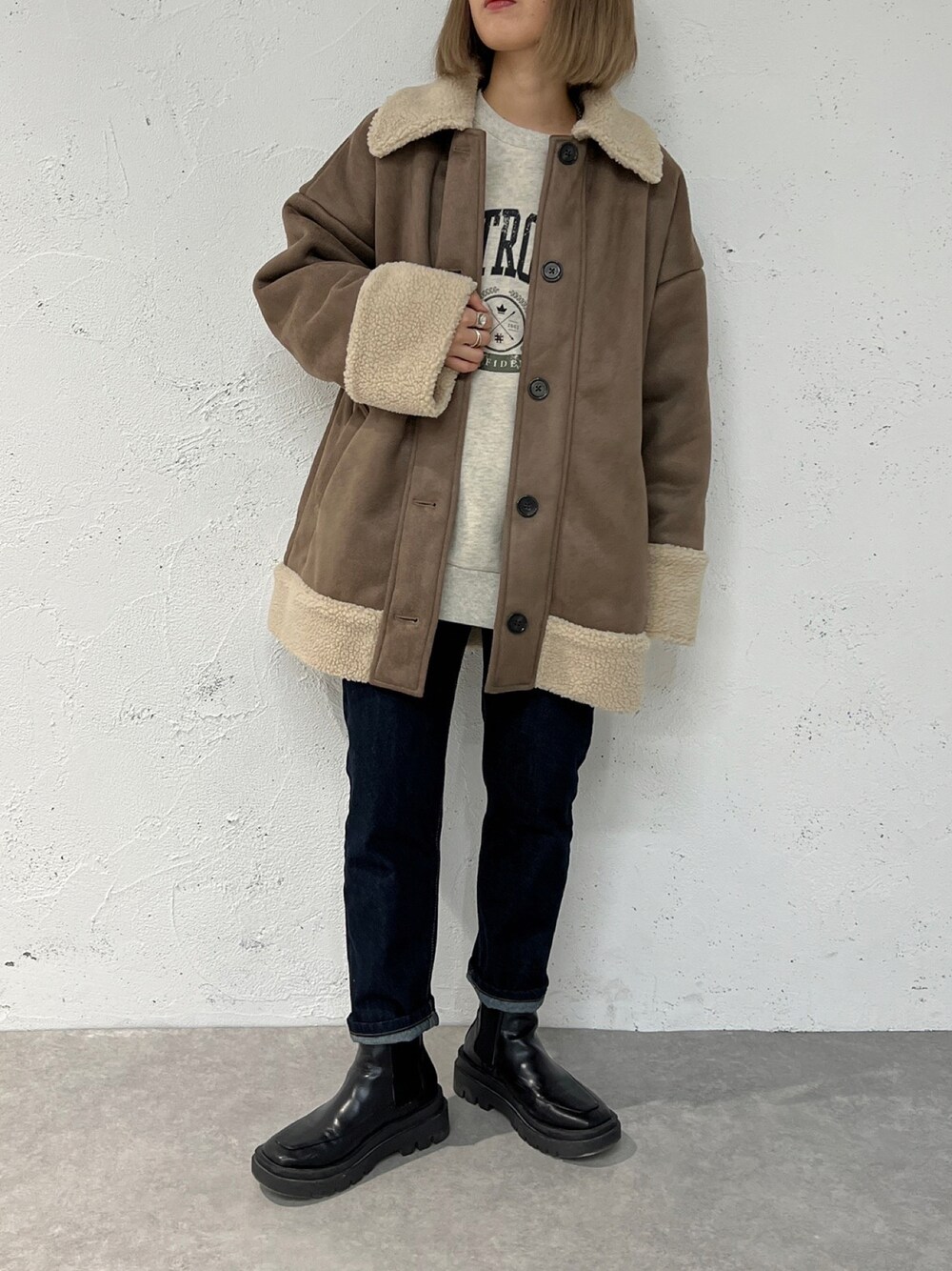 「デニム、アウター、ブーツ、冬コーデ、プチプラ、プチプラコーデ、秋冬コーデ、アプレジュールミニョン、apresjourmignon、クリスマスに着たい服」｜「apres jour mignonのスリムテーパードデニム【ZOZOTOWN限定アイテム】（デニムパンツ、ブルー系）」を使った、apresjour mignonさん（レディース・154cm）の冬コーディネートの1枚目の写真