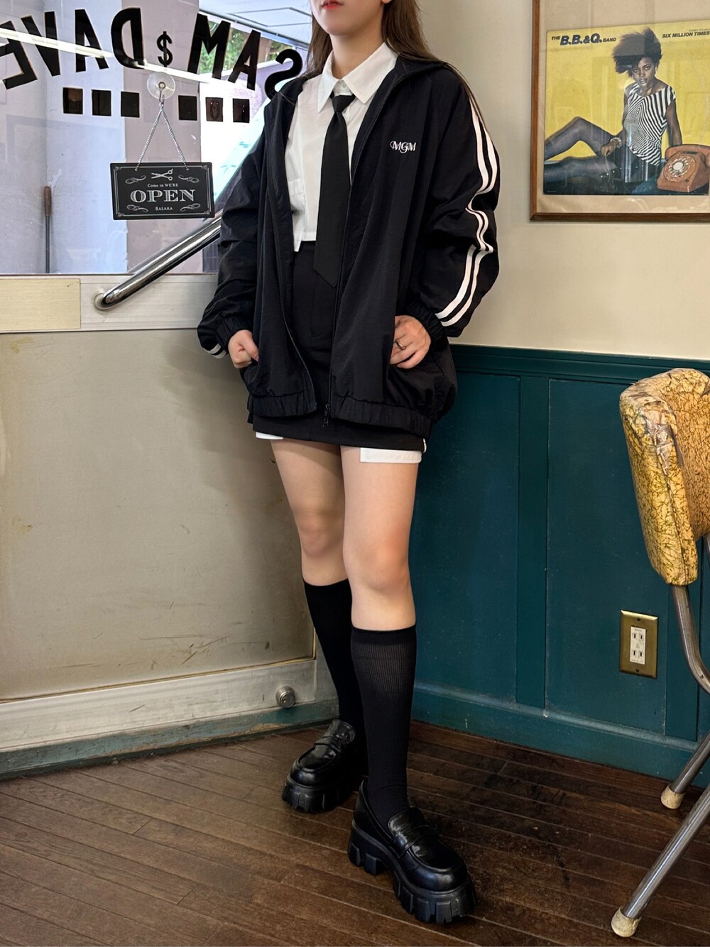 「着回しコーデ、オトナカジュアル、秋カラー、秋コーデ、ビッグシルエット、古着MIX、タイトスカート、キレイめカジュアル、秋」｜「apres jour mignonの【4周年記念アイテム】ナイロンジャケット【ZOZOTOWN限定アイテム】（その他アウター、ブラック系）」を使った、apresjour mignonさん（レディース・160cm）の秋コーディネートの1枚目の写真