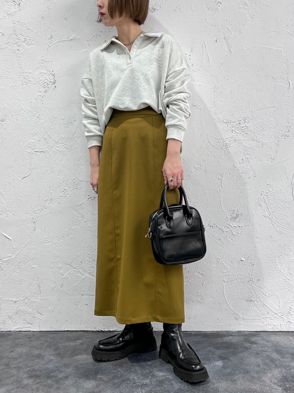 「プチプラ、apresjour、アプレジュールミニョン、apresjourmignon、プチプラコーデ、骨格ストレート、ポロシャツ、ナロースカート、タックイン、きれいめカジュアル、ミニバッグ、マスタード、休日コーデ、オトナカジュアル、お洒落さんとつながりたい」｜「apres jour mignonの裏毛ポロスウェット【ZOZOTOWN限定アイテム】（スウェット、ベージュ系）」を使った、apresjour mignonさん（レディース・154cm）の冬コーディネートの1枚目の写真