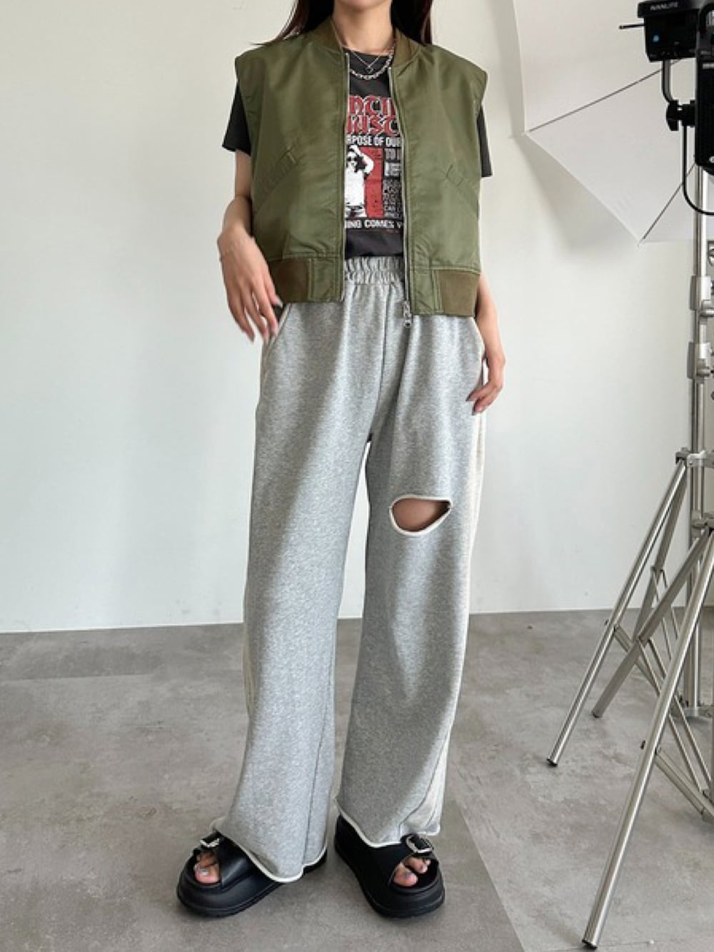 「レイヤードスタイル、お出かけコーデ、プチプラ、アツいコーデ全部見せ」｜「apres jour mignonのダメージスウェットパンツ【ZOZOTOWN限定アイテム】（スウェットパンツ、グレー系）」を使った、apresjour mignonさん（レディース・156cm）の夏コーディネートの1枚目の写真