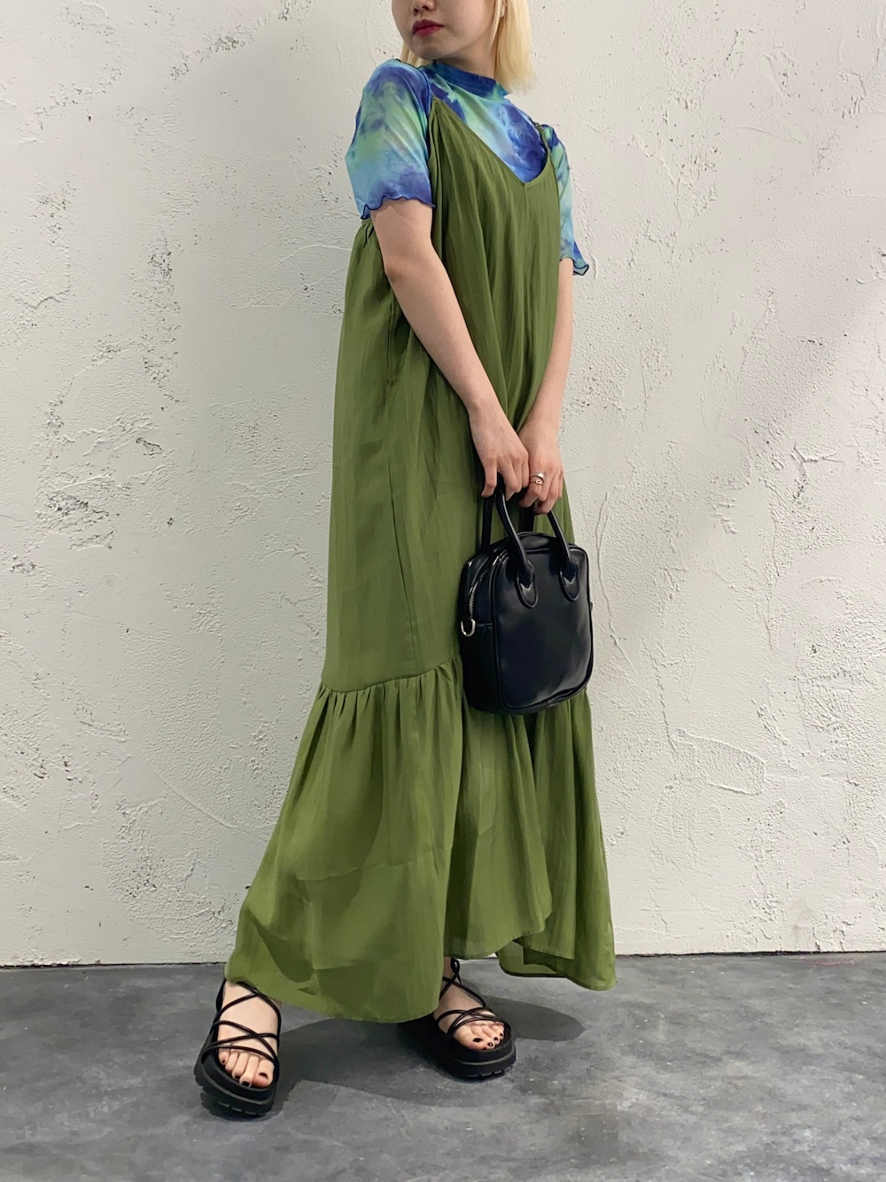 「apresjourmignon、アプレジュールミニョン、ワンピース、キャミワンピ、グリーン、シアー、シアートップス、カジュアル、カラーコーデ、カラー×コーデ、低身長コーデ、プチプラ、夏コーデ」｜「apres jour mignonの裾切り替えキャミワンピース【ZOZOTOWN限定アイテム】（ワンピース、グリーン系）」を使った、apresjour mignonさん（レディース・155cm）の春コーディネートの1枚目の写真