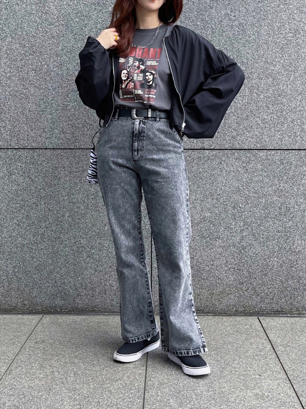 「大人カジュアル、ミニバッグ、秋服準備はじめました、プチプラ、休日スタイル、Coming soon…、モード、秋トレンド2021、ボリューム袖、ストリート、プリントT、apresjourmignon、アプレジュールミニョン」｜「apres jour mignonのサイドスリットフレアデニム 【ZOZOTOWN限定アイテム】（デニムパンツ、グレー系）」を使った、apresjour mignonさん（レディース・163cm）の秋コーディネートの1枚目の写真