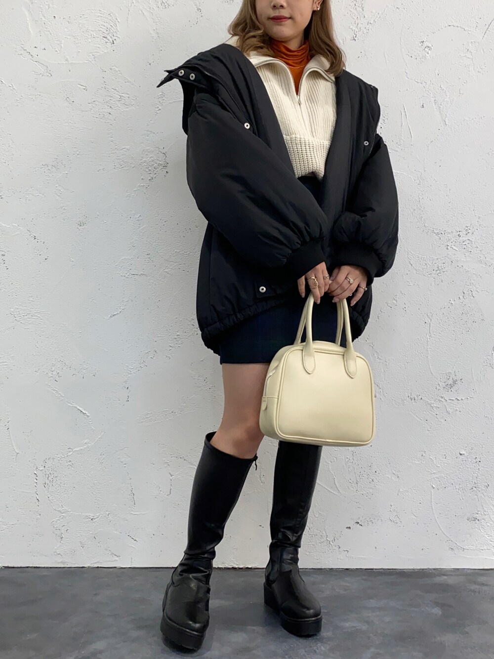 「冬コーデ、クリスマスに着たい服、プチプラ、レイヤードスタイル、ハイネック、ハーフジップ、ミニスカート、ロングブーツ、モンスターパーカー、ビッグシルエット、スクエアバッグ、ボリューム袖、チェック柄に恋してる、apresjourmignon、Coming soon…」｜「apres jour mignonのクシュクシュインナー【ZOZOTOWN限定アイテム】（Tシャツ/カットソー、オレンジ系）」を使った、apresjour mignonさん（レディース・159cm）の冬コーディネートの1枚目の写真
