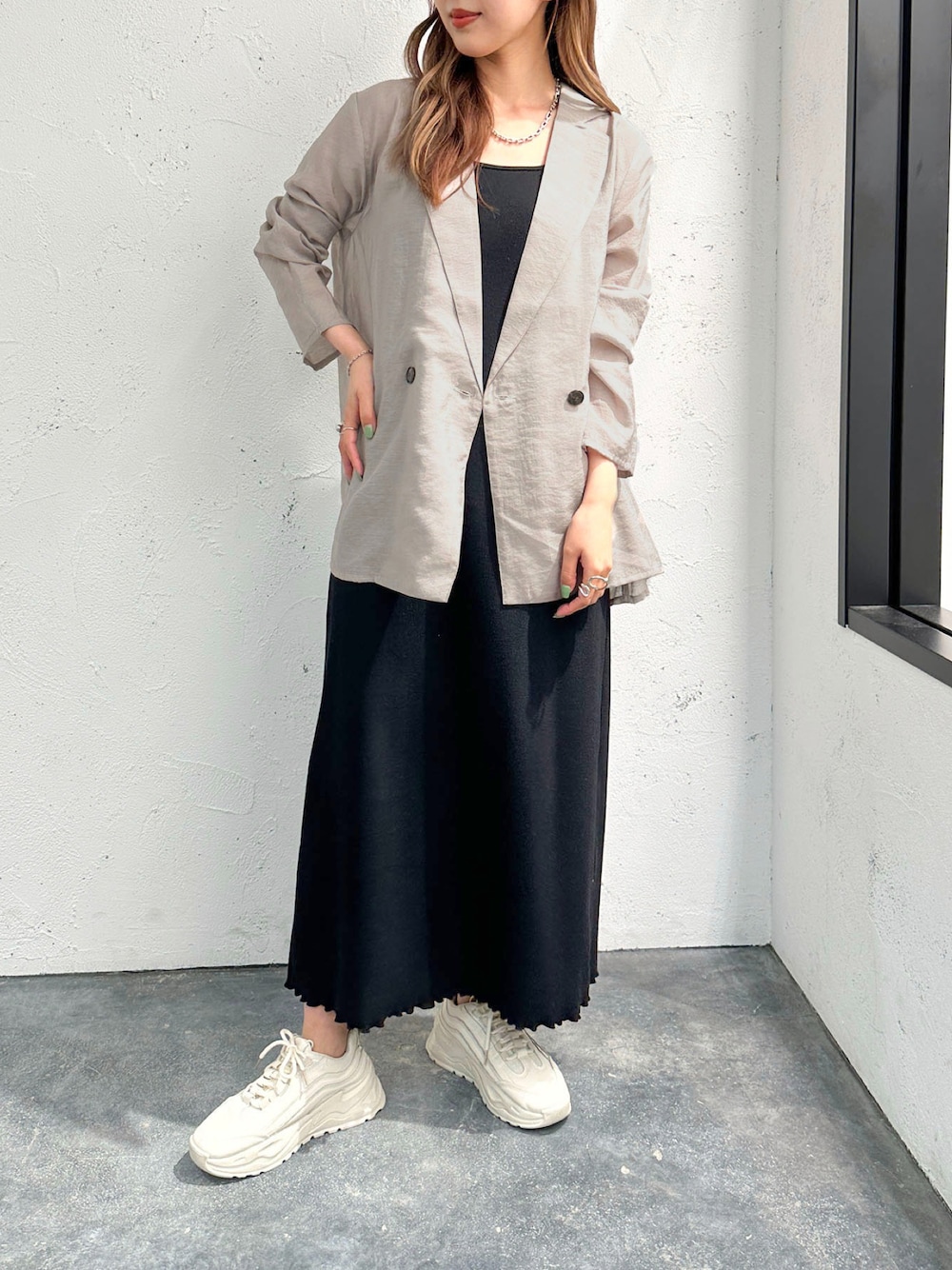 「apresjourmignon、アプレジュールミニョン、ジャケット、いまどきジャケット写真、キャミワンピ、休日スタイル、春コーデ、オフィスカジュアル、ベージュ、レイヤードスタイル、シアートップス、シンプルコーデ、シンプル、プチプラ、プチプラコーデ」｜「apres jour mignonのゆるシャツシアージャケット【ZOZOTOWN限定アイテム】（テーラードジャケット、ベージュ系）」を使った、apresjour mignonさん（レディース・156cm）の春コーディネートの1枚目の写真