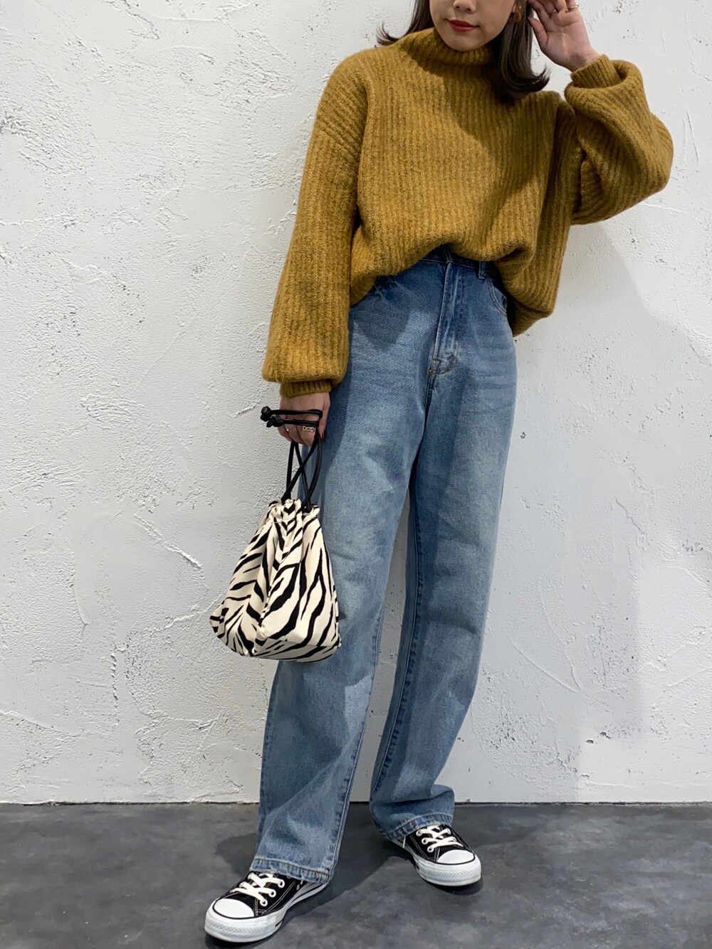 「ニット、アウター、冬コーデ、タートルネック、スニーカーコーデ、デニムパンツ、プチプラ、タックイン、ボアジャケット、シンプルコーデ、ミニバッグ、カジュアルコーデ、ボリューム袖、アプレジュールミニョン、apresjourmignon」｜「apres jour mignonのモチモチタートルニット【ZOZOTOWN限定アイテム】（ニット/セーター、イエロー系）」を使った、apresjour mignonさん（レディース・159cm）の秋コーディネートの1枚目の写真